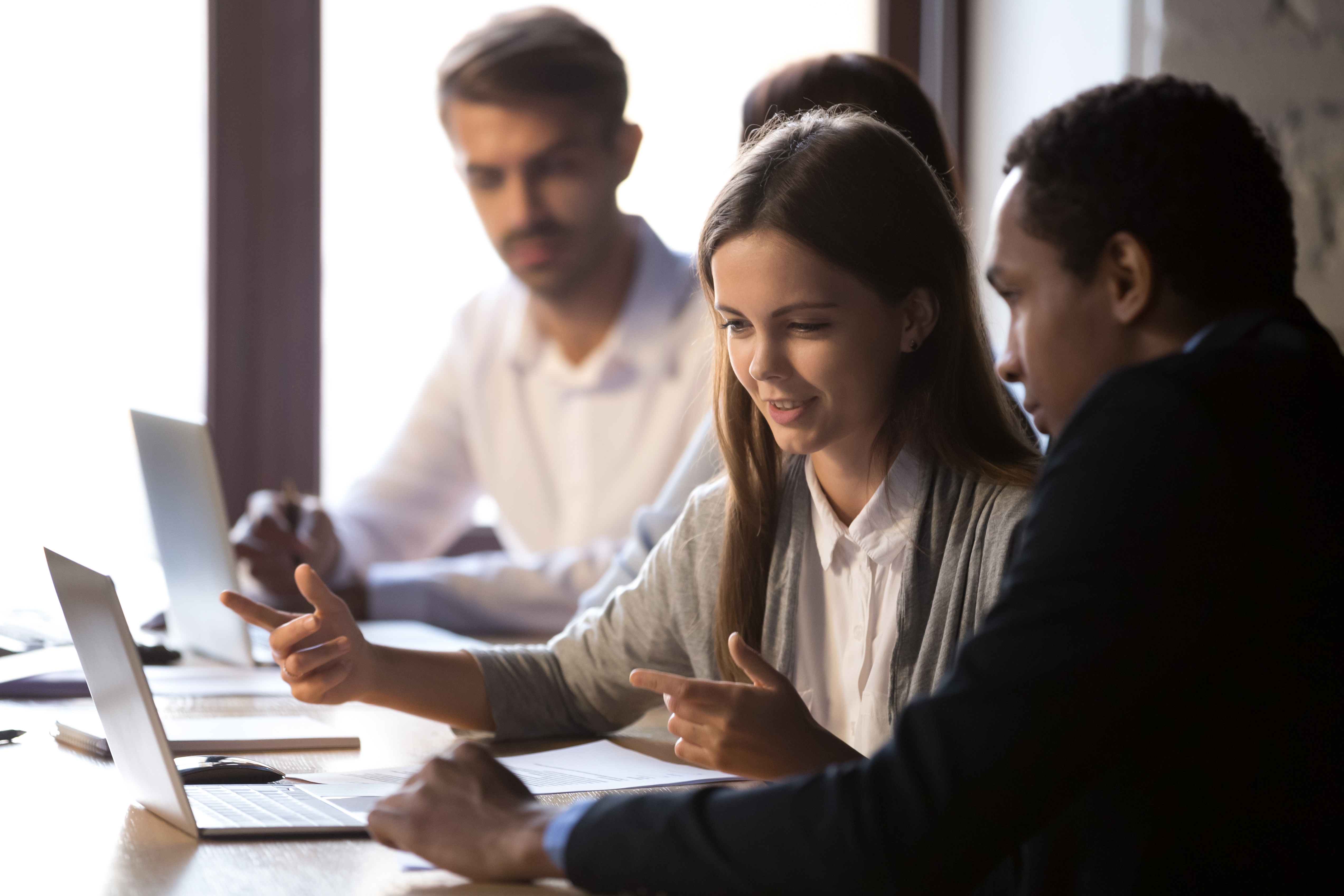 Studierende sitzen vor ihren Laptops Studierende sitzen vor ihren Laptops