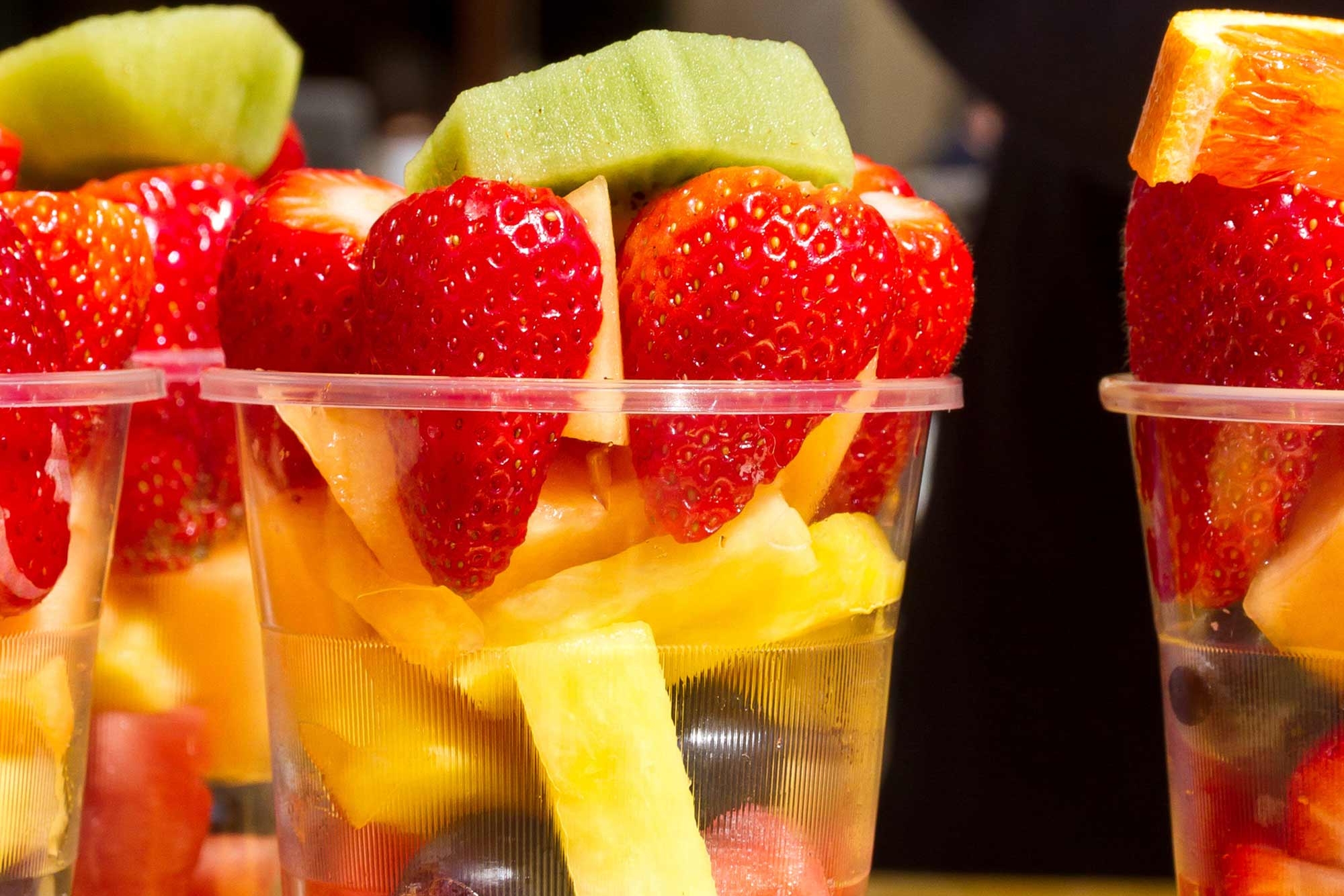 Bunter Obstsalat in Bechern