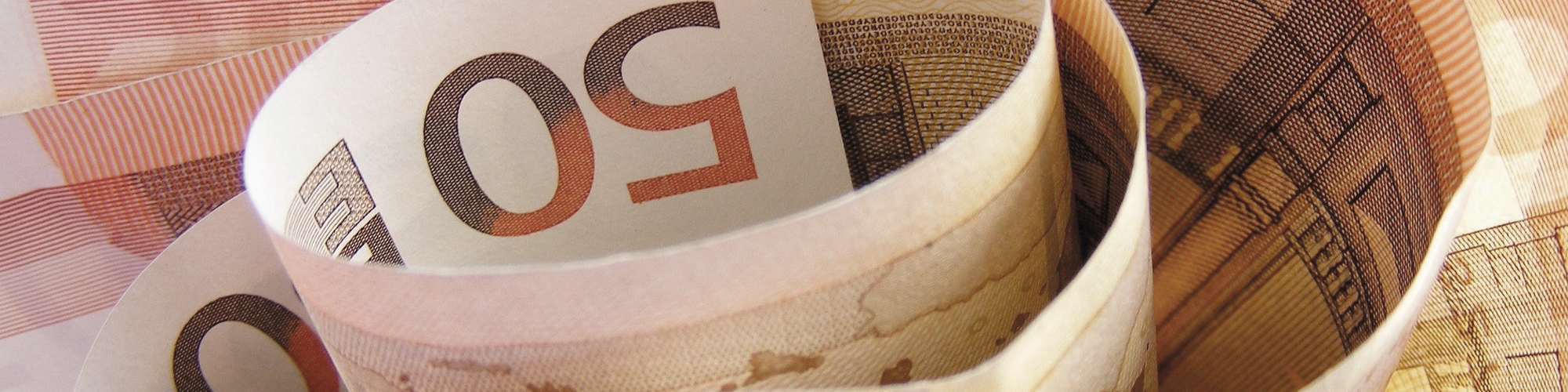 Eingerolltes Bündel 50-Euro-Scheine