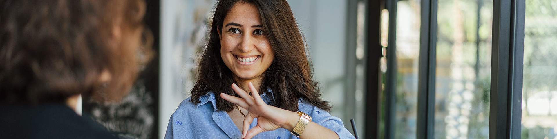 Frau kommuniziert mittels Gebärdensprache