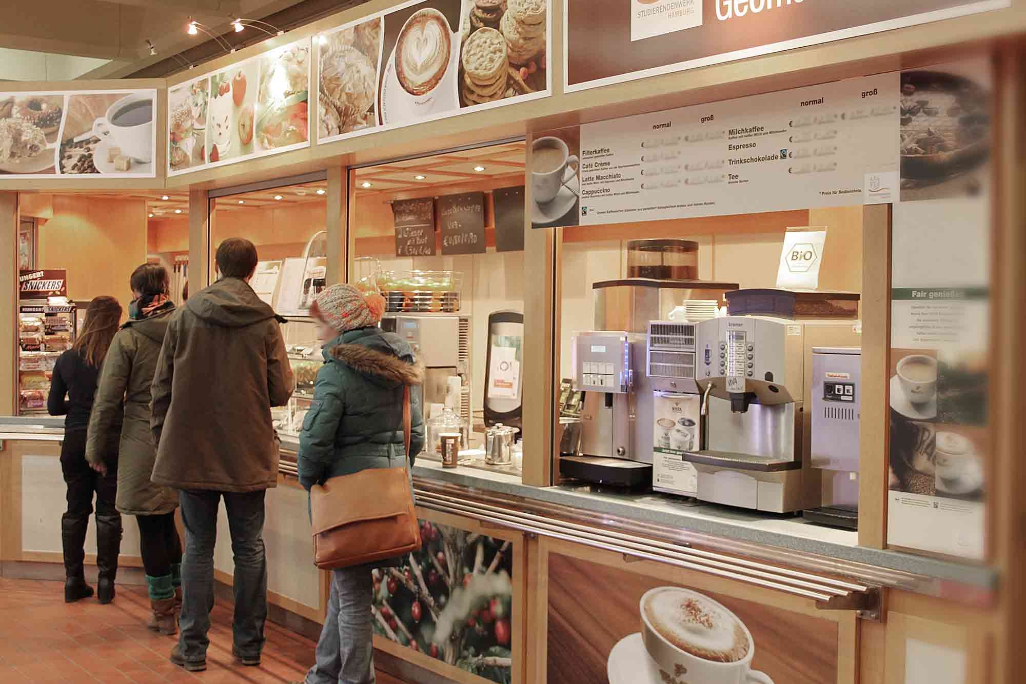 Verkaufstresen mit Gästen im Café Geomatikum