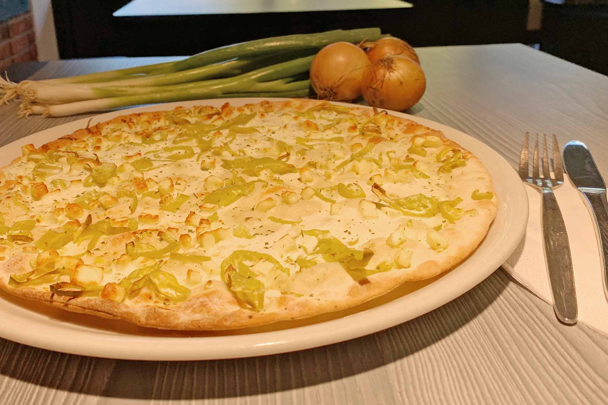 Flammkuchen auf einem Teller