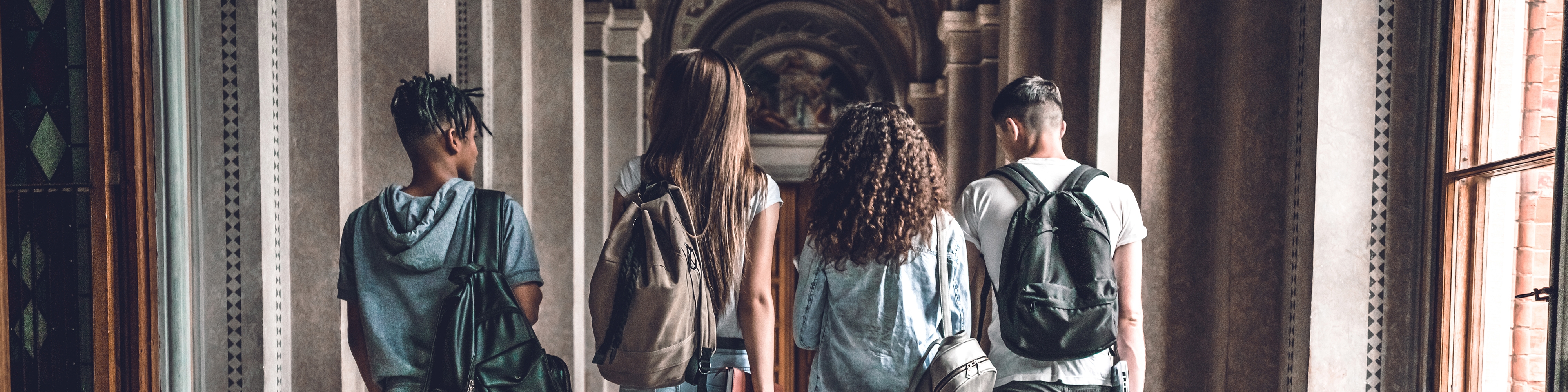 Internationale Studierende mit Rucksack , Ansicht von hinten