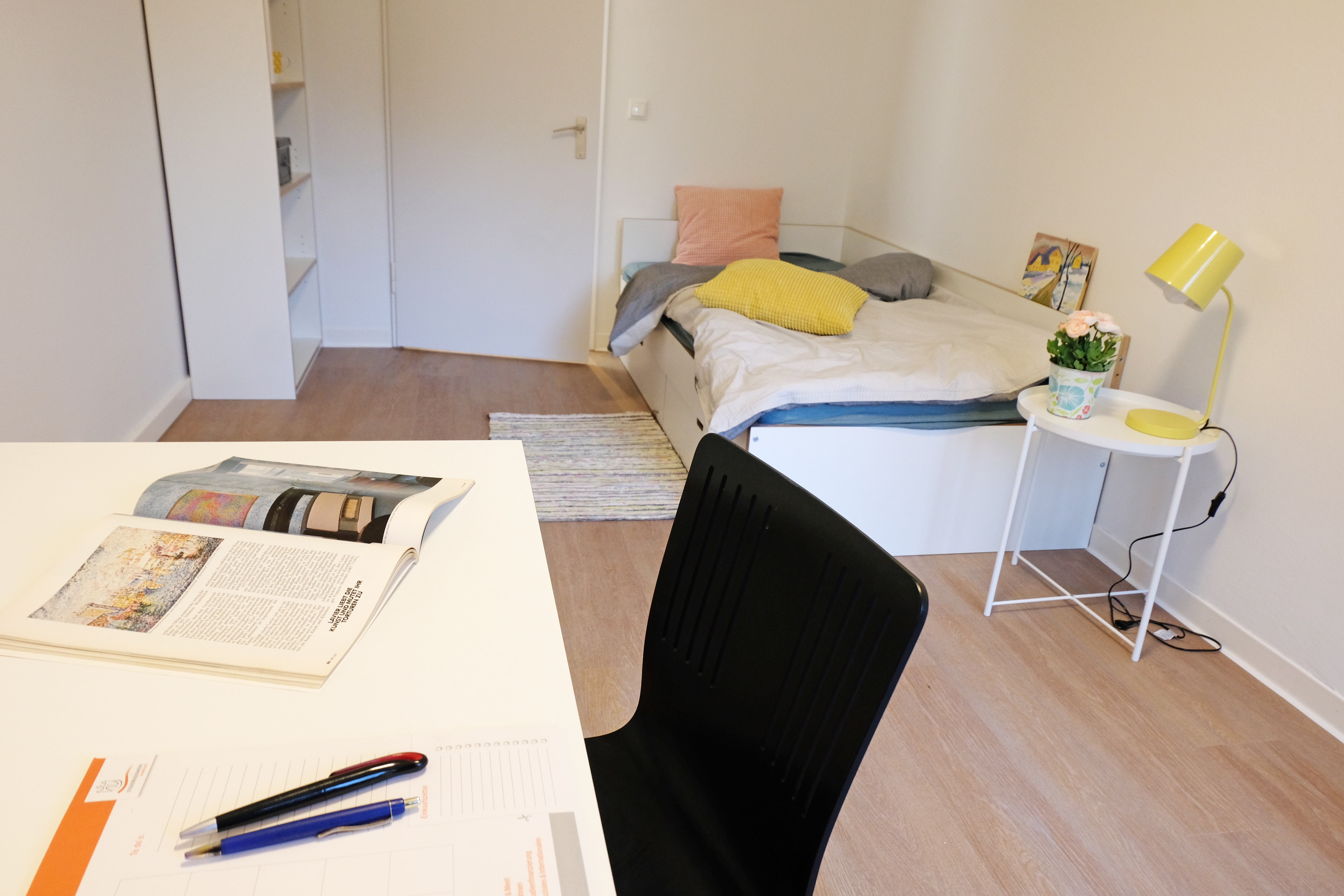 Beispielzimmer mit Schlaf- und Arbeitsplatz in der Wohnanlage Rudolf-Laun-Haus