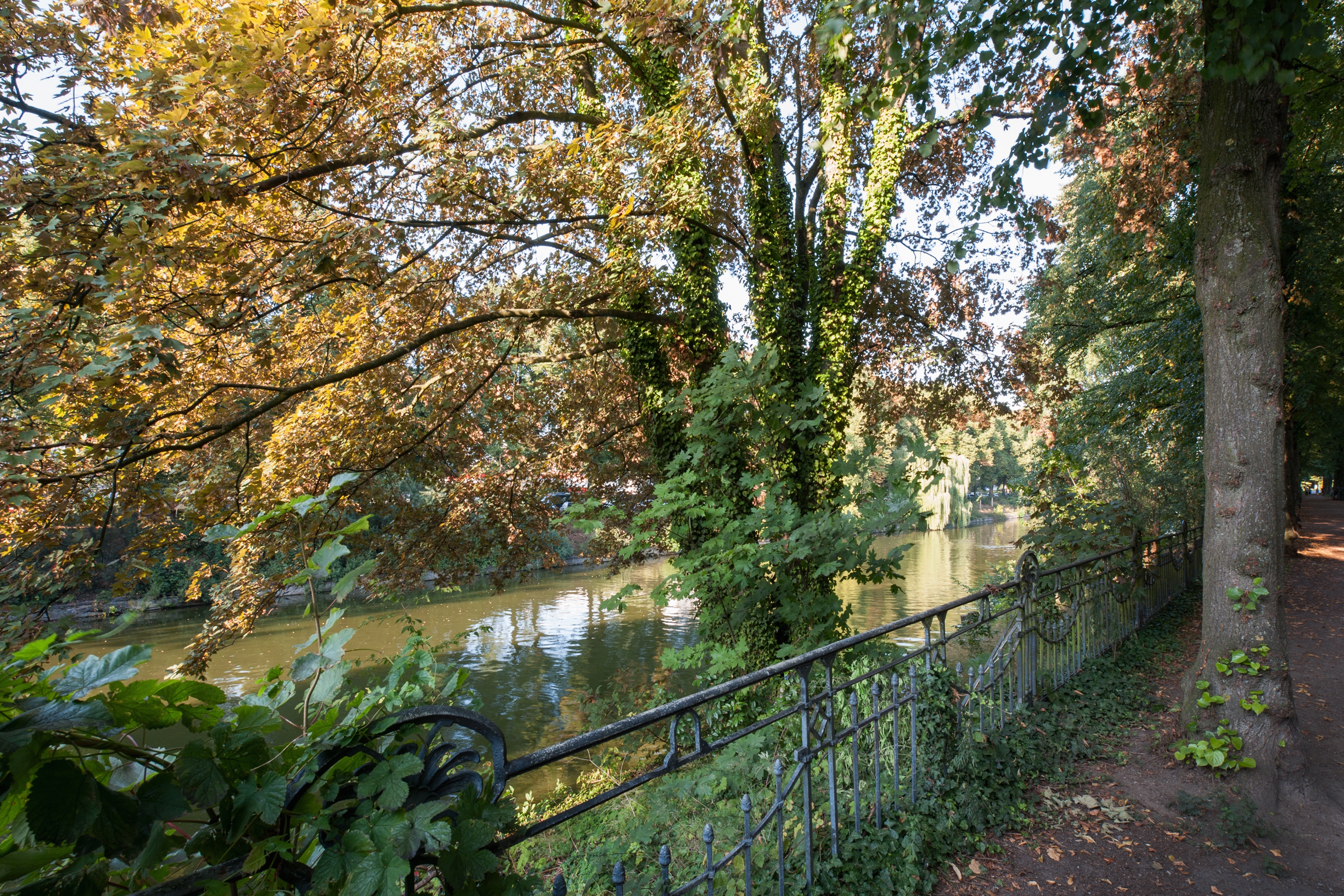 Kanal an der Wohnanlage Armgartstraße