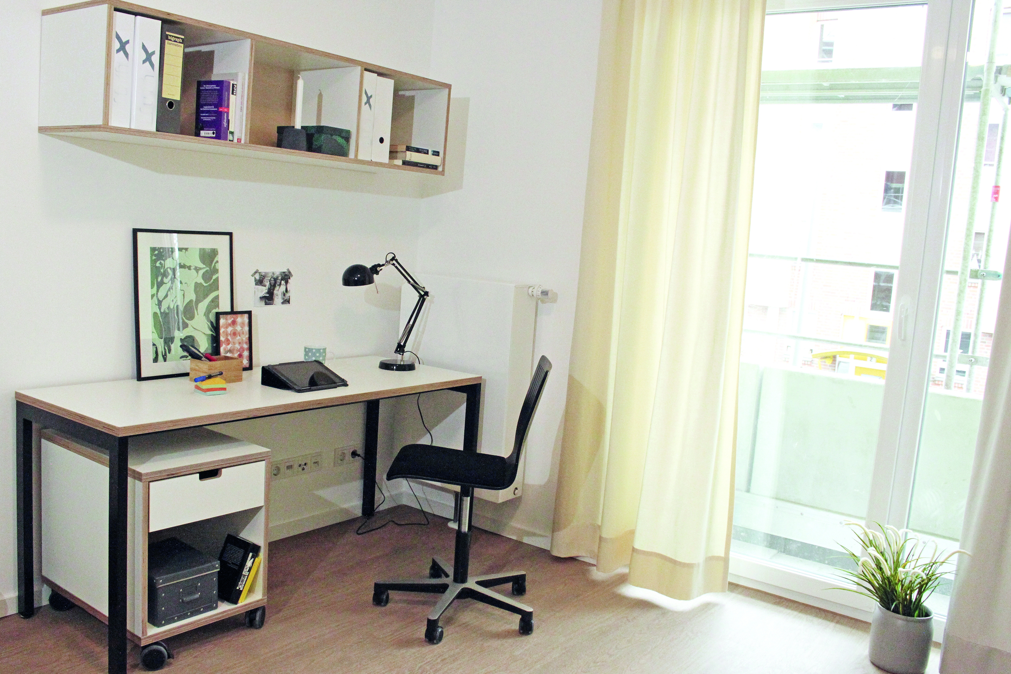 Arbeitsplatz in einem Zimmer der Wohnanlage Sophie-Schoop-Haus