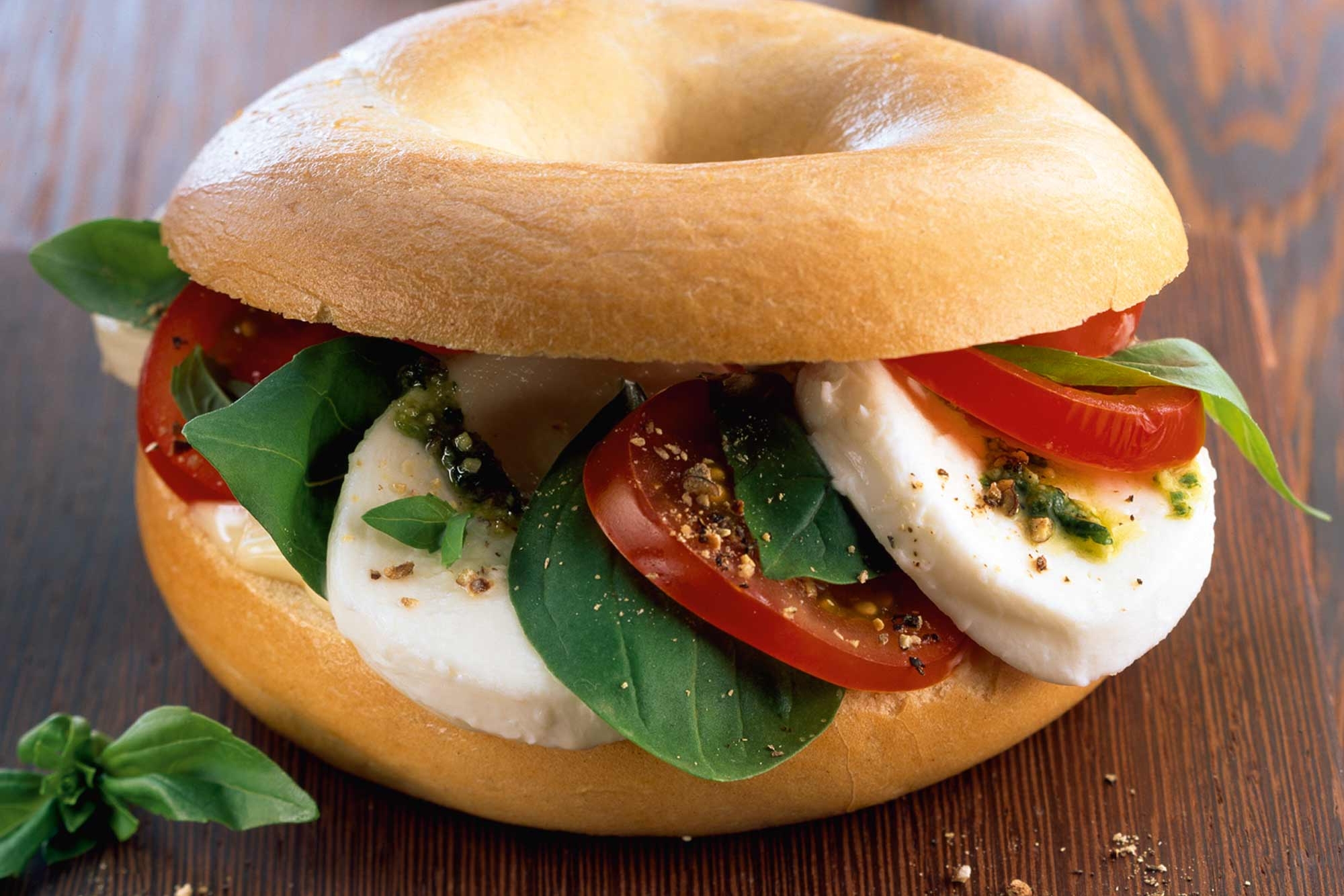 Tomate-Mozzarella-Bagel im Café Student Affairs