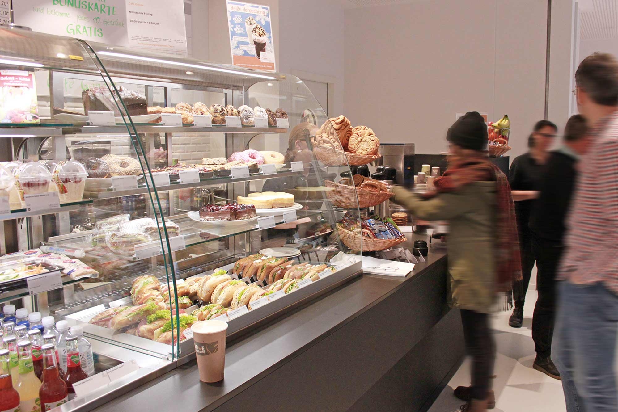 Verkaufstresen mit Gästen im Café Grindel