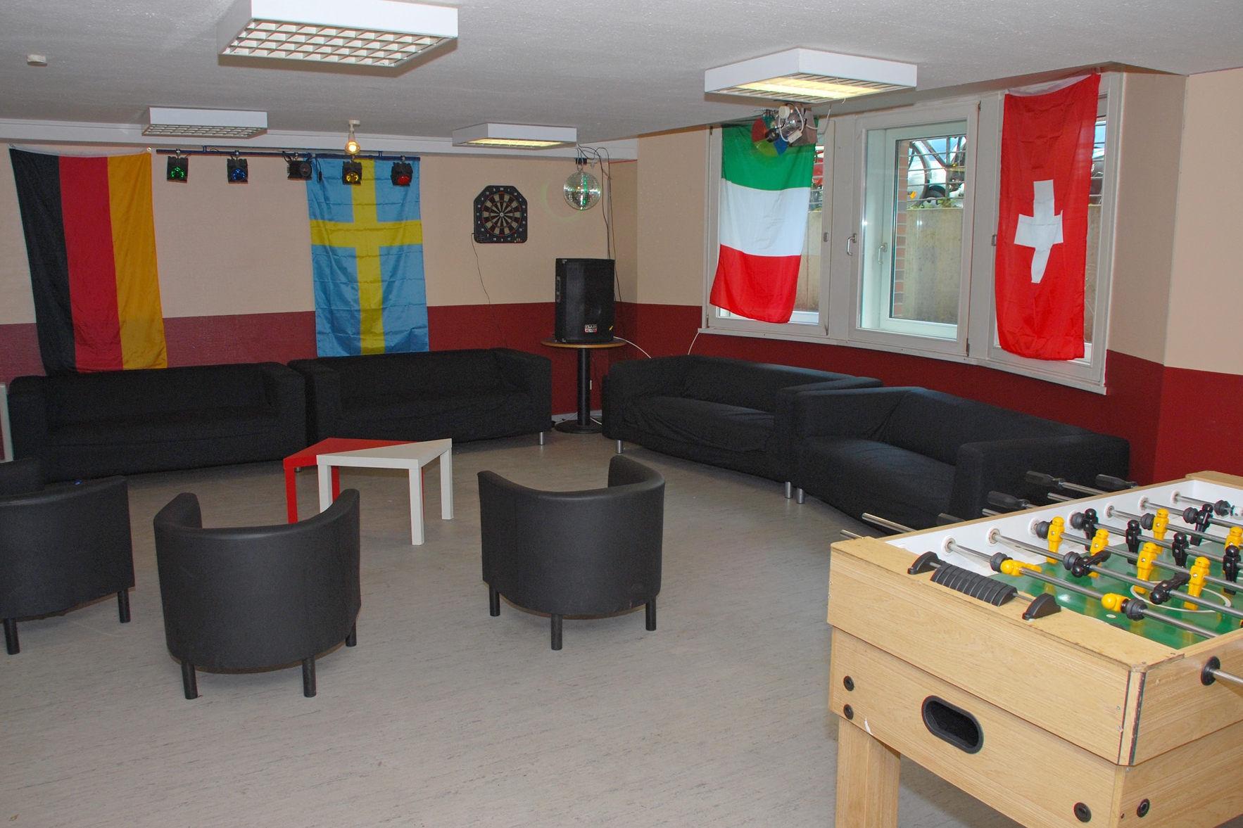 Gemeinschaftsraum mit Kicker-Tisch und Sofas in der Wohnanlage Lokstedt