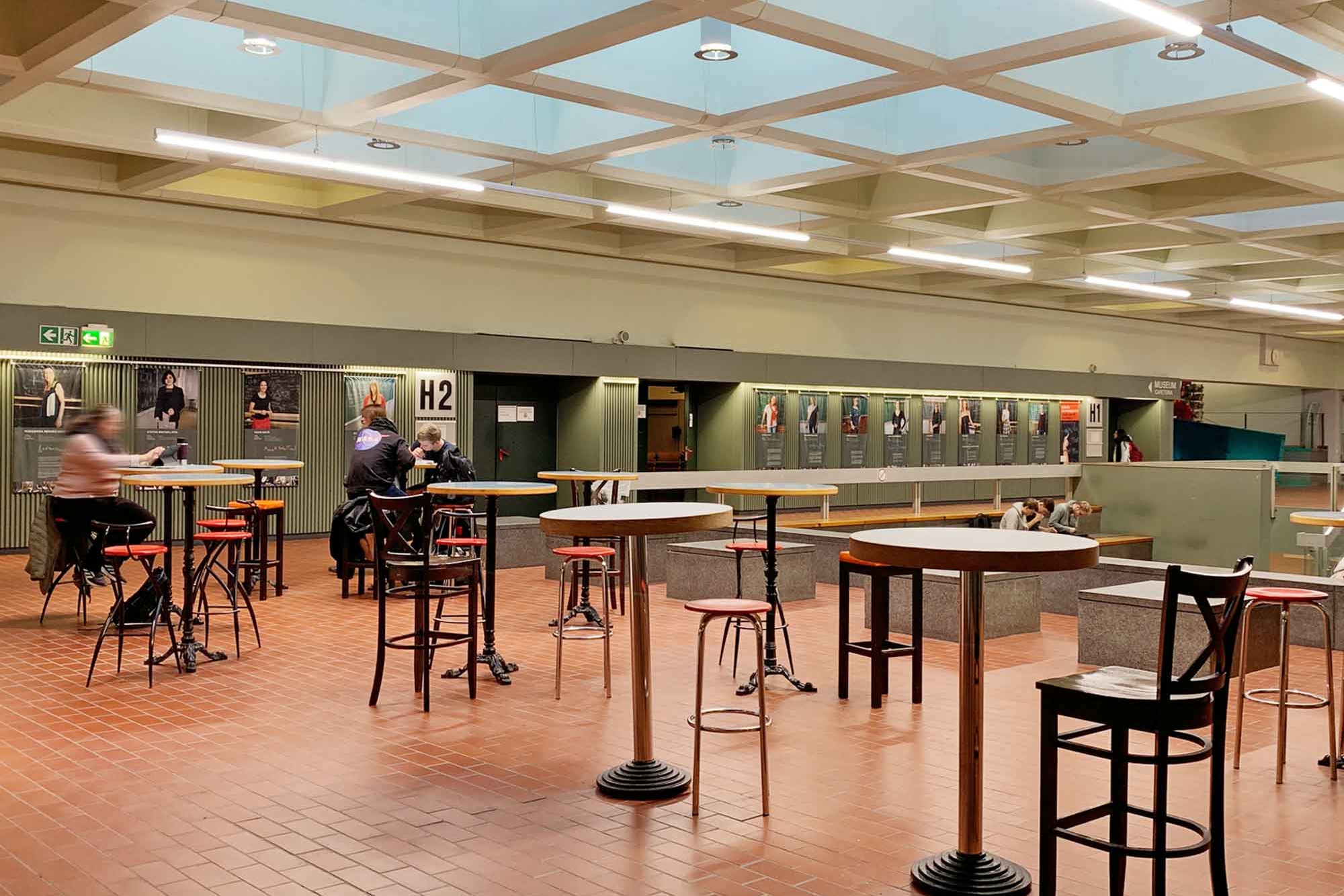 Blick in den Gastraum Café Geomatikum