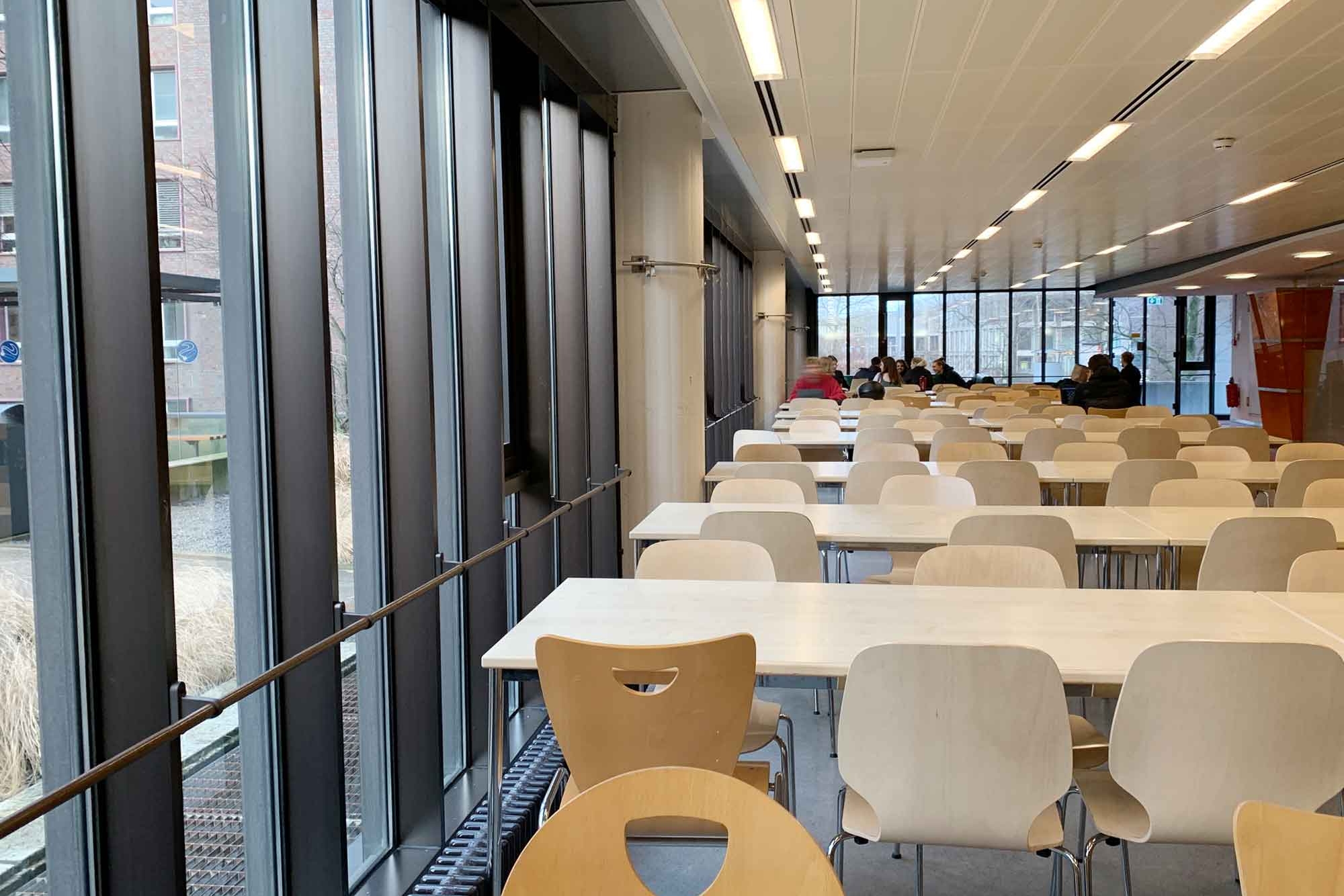 Blick in den Gastraum Café Berliner Tor