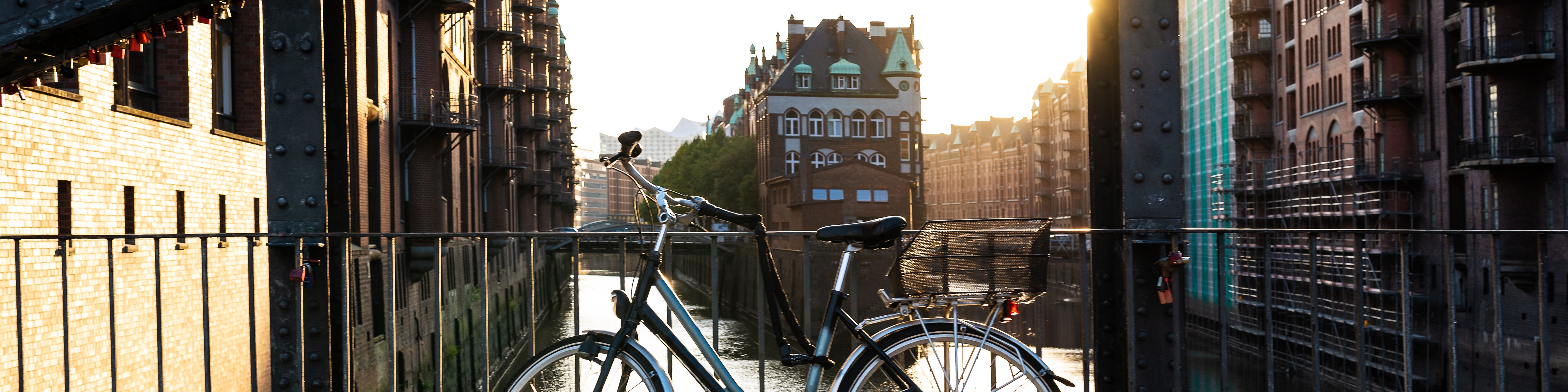 Fahrrad auf Brücke in der Speicherstadt in Hamburg