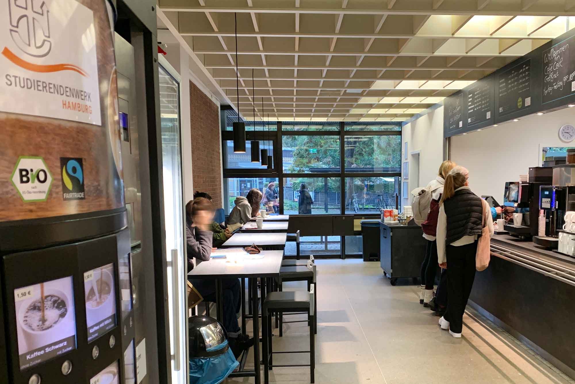 Blick ins Café Carl mit Tresen, Automaten und Sitzplätzen