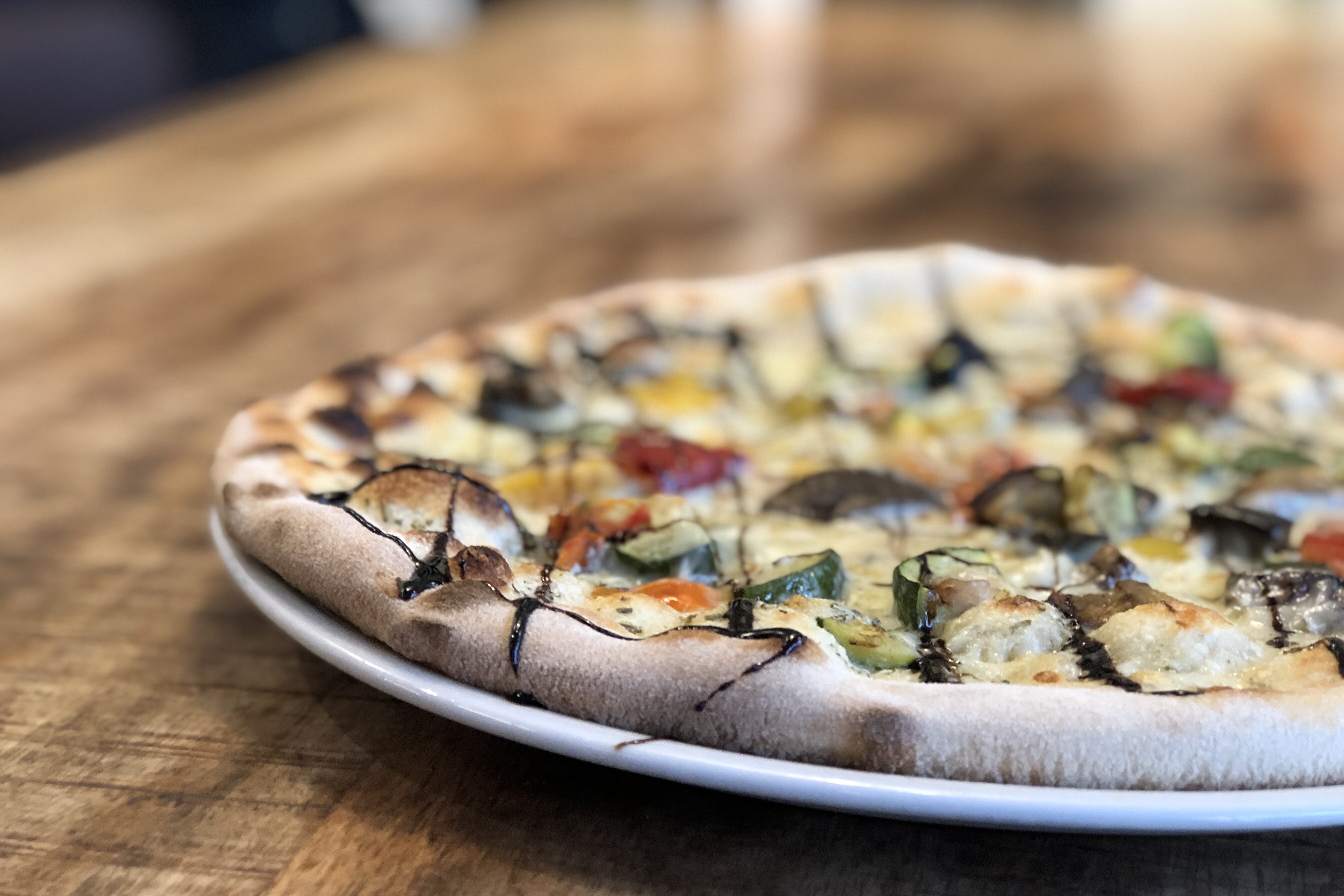 Pizza auf einem Teller im Schlüters