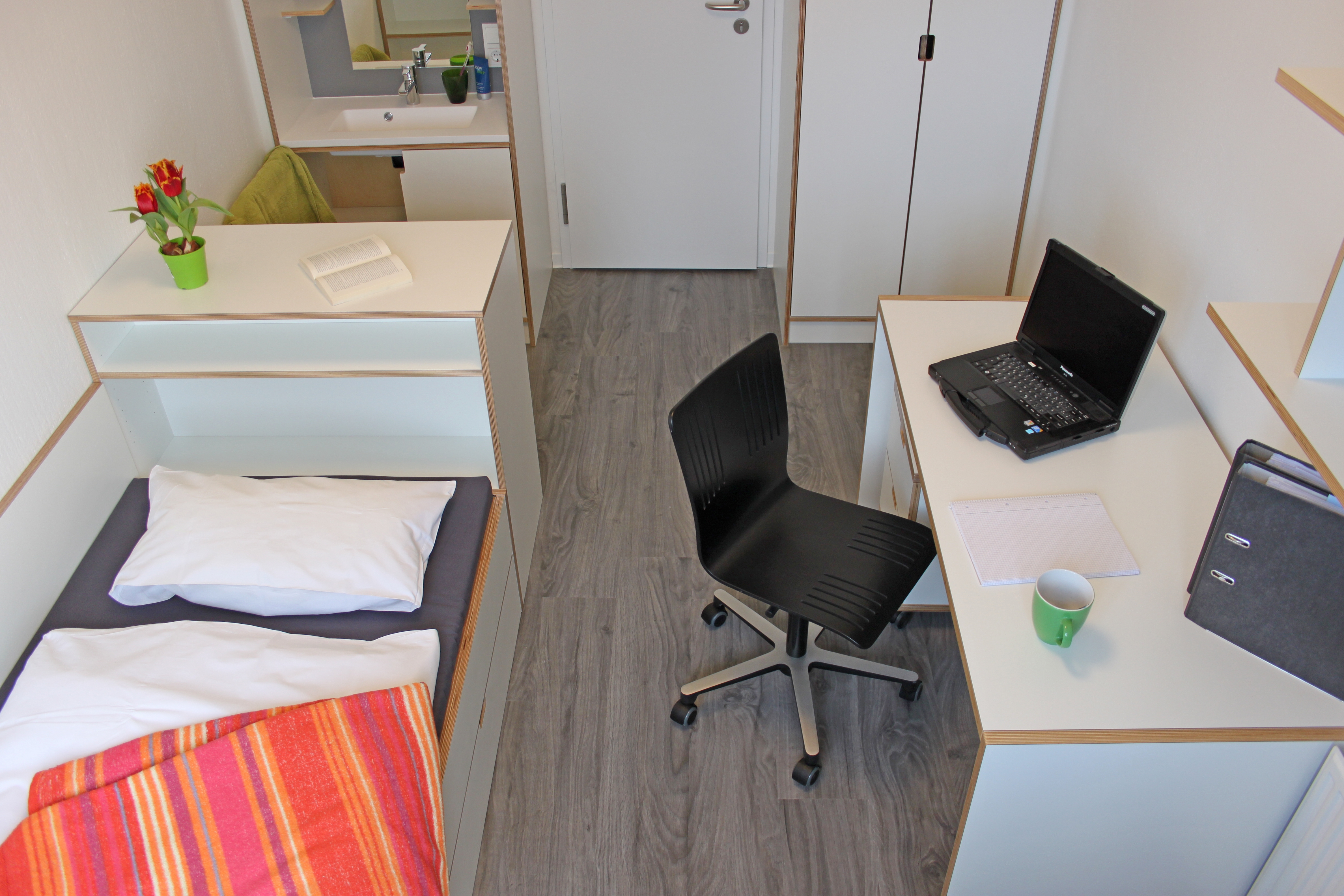 Beispielzimmer mit Bett, Schreibtisch und Schränken in der Wohnanlage Margaretha-Rothe-Haus