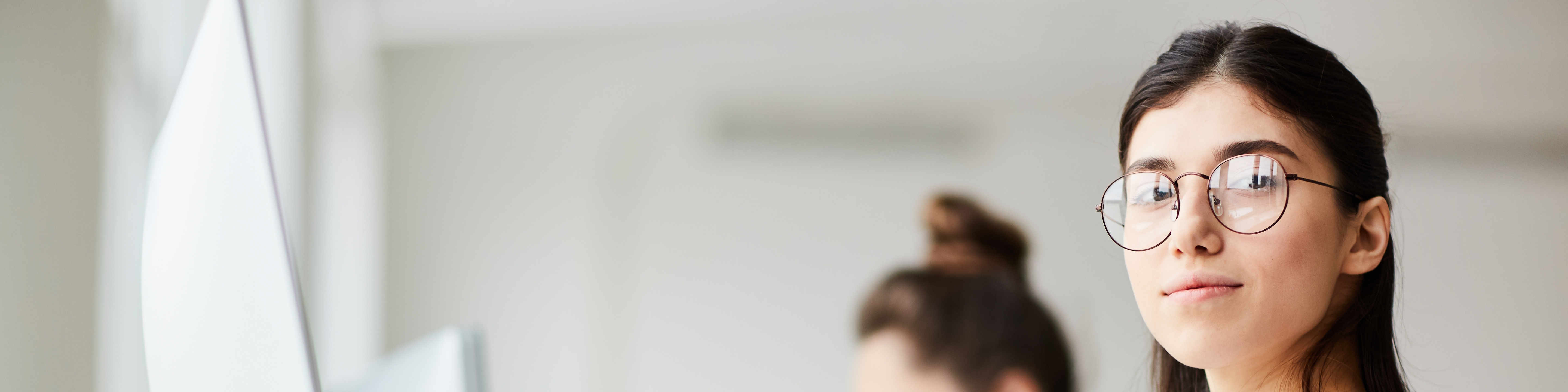 Drei Studierende sitzen vor ihren PC's