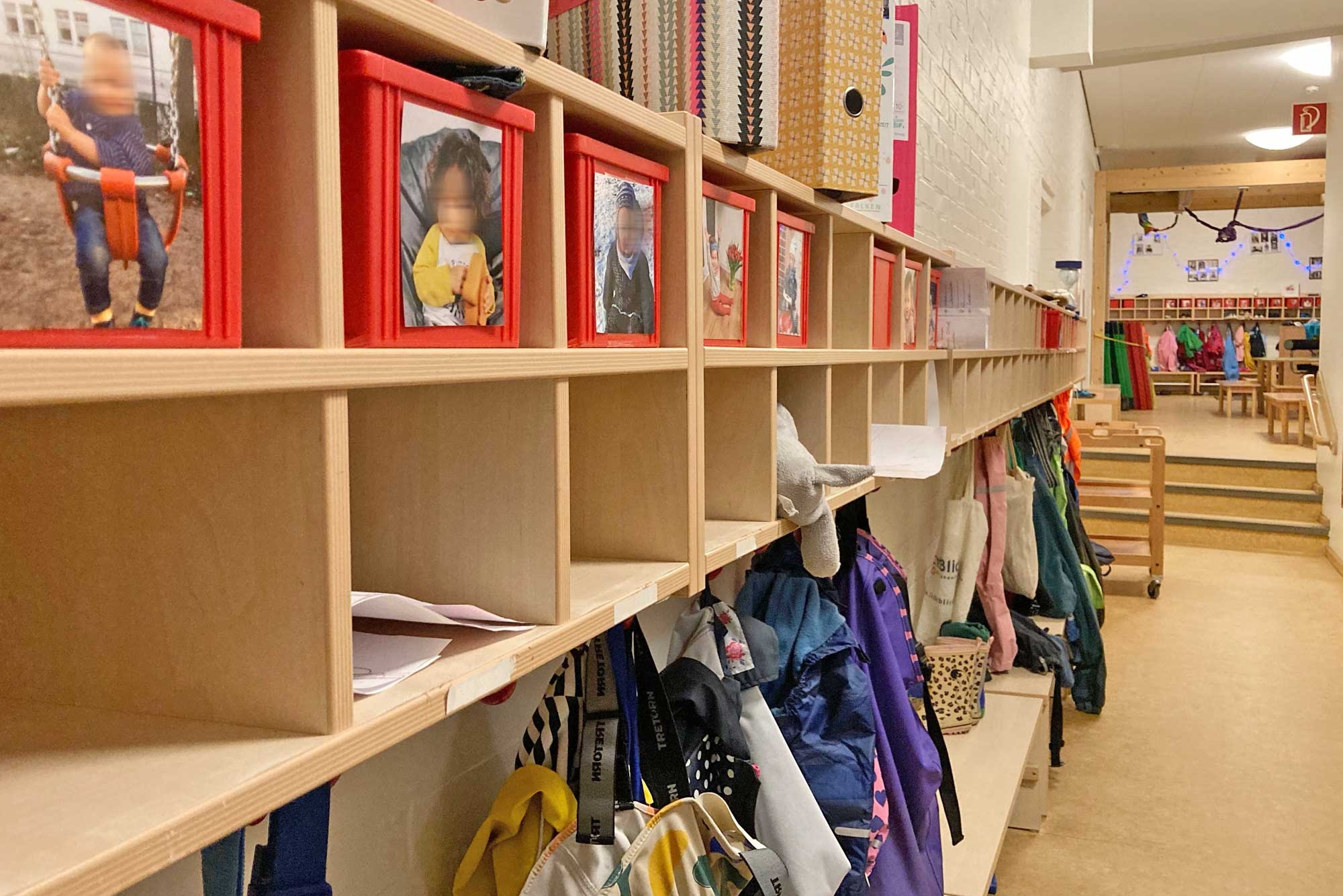 Kinder Garderobe mit Jacken in der Kita "Die Stifte"