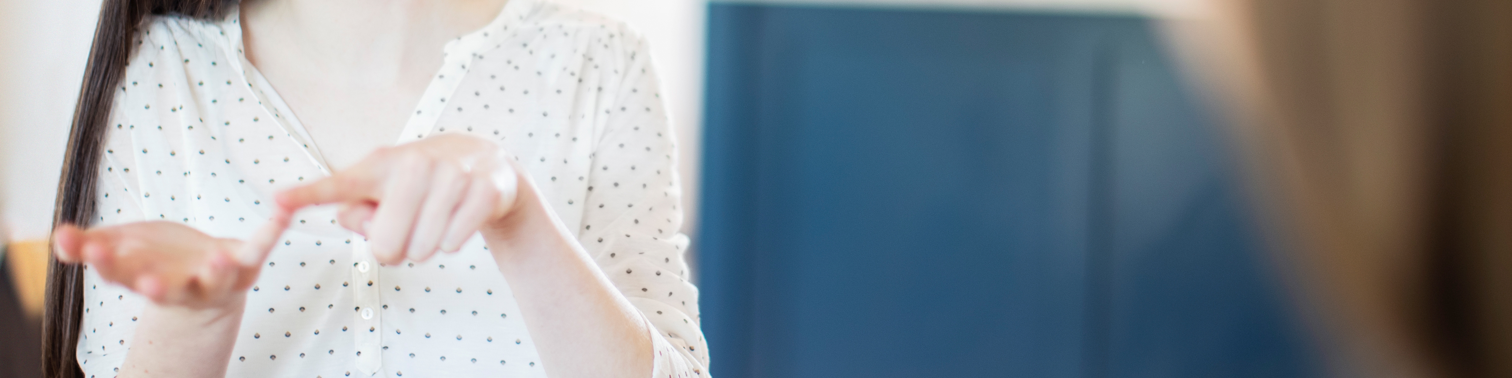 Junge Frau kommuniziert in Gebärdensprache