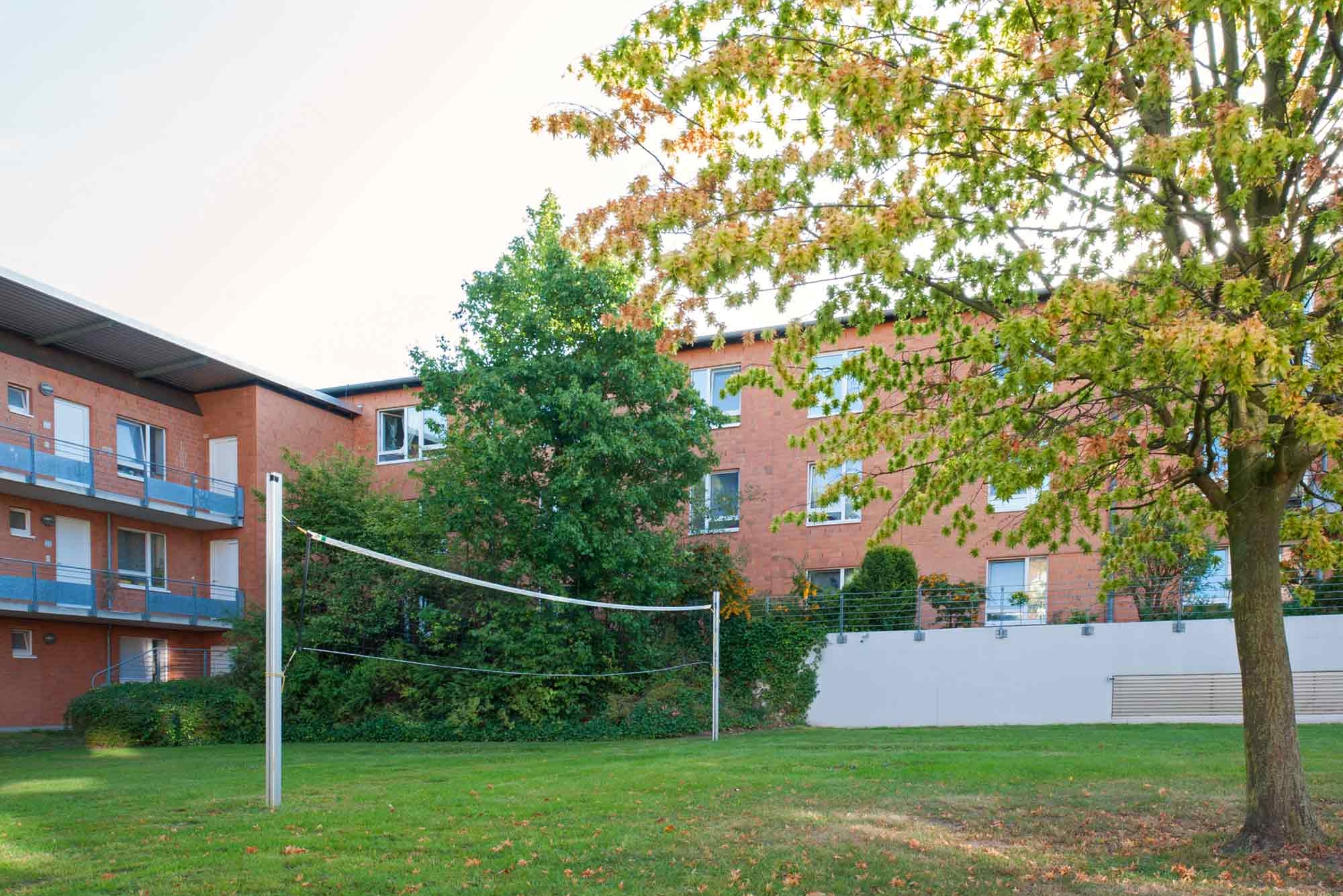 Innenhof mit Volleyballnetz der Wohnanlage Allermöhe