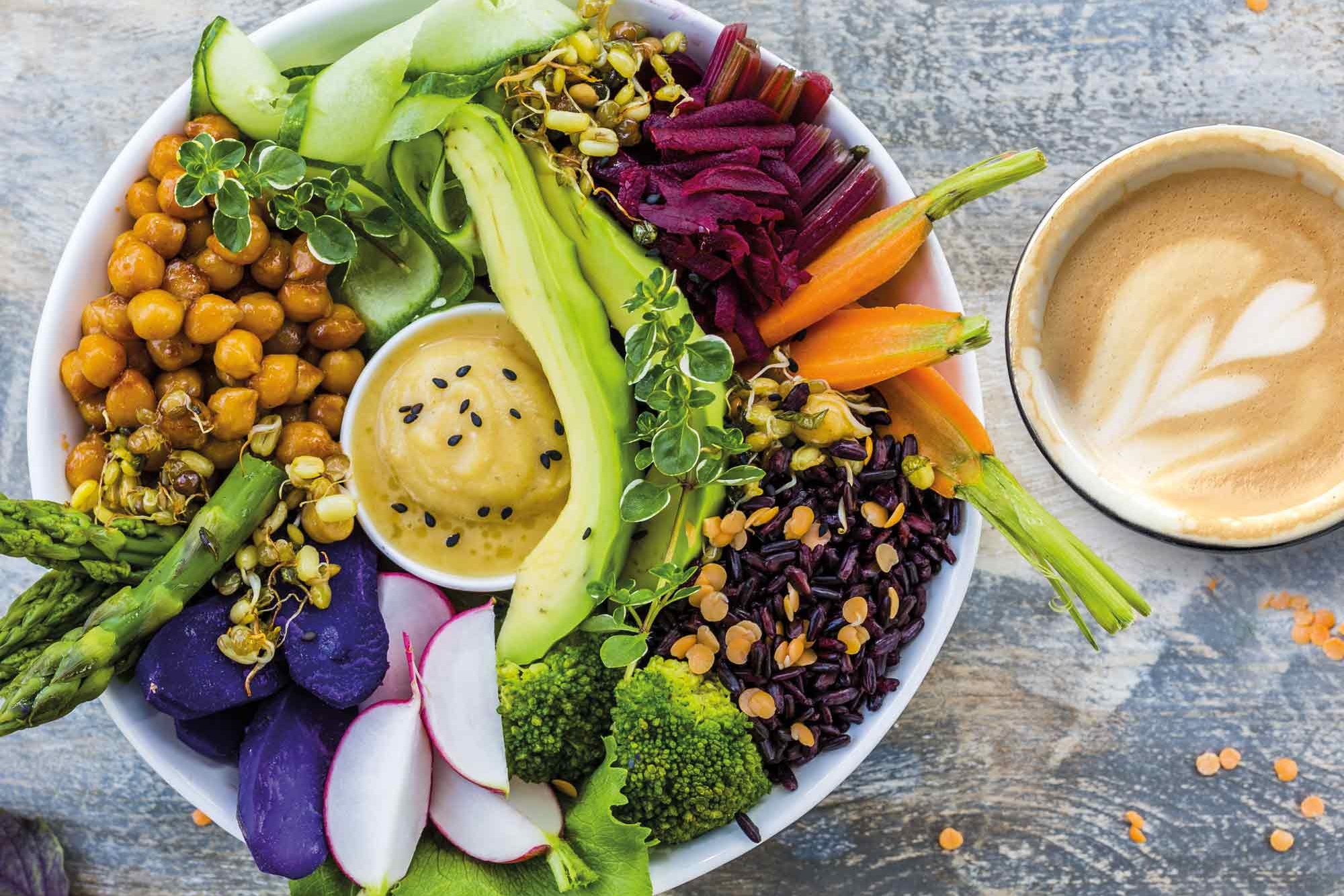 Bunte Bowl und Cappuccino im Café ZessP