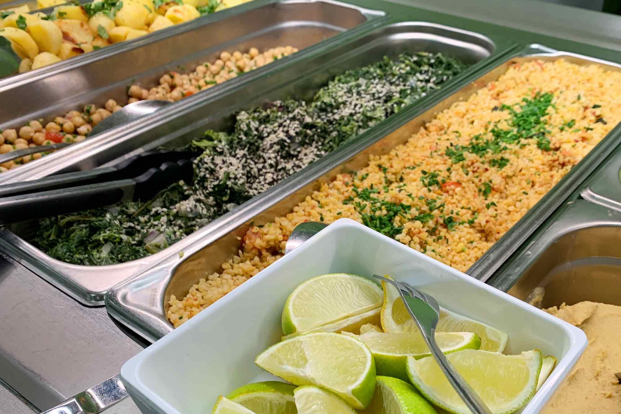 Essensauslage der Mensa Finkenau