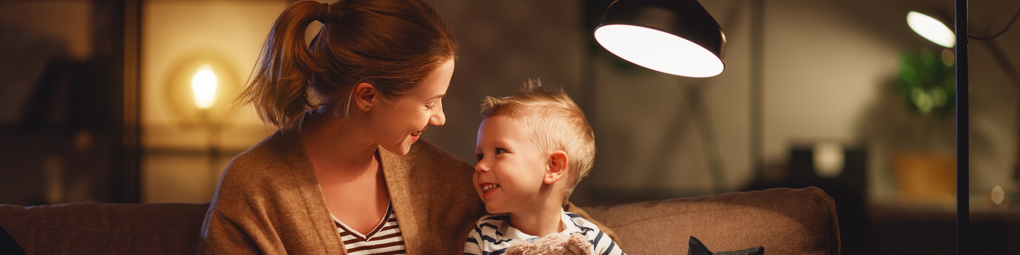Junge Mutter liest ihrem kleinen Sohn etwas vor