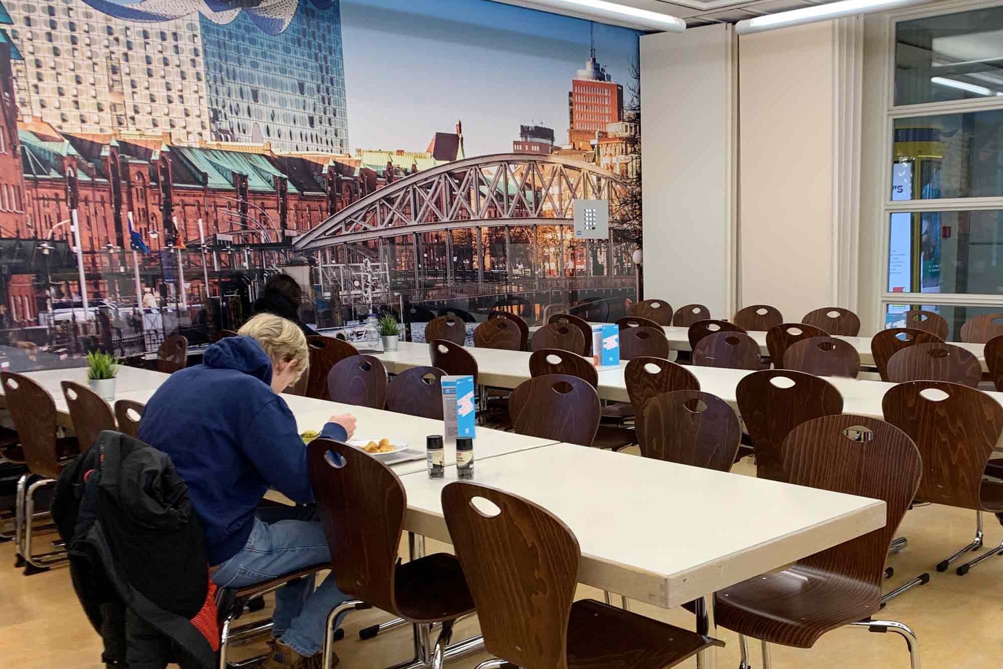 Gastraum mit Gästen in der PizzaBar Harburg