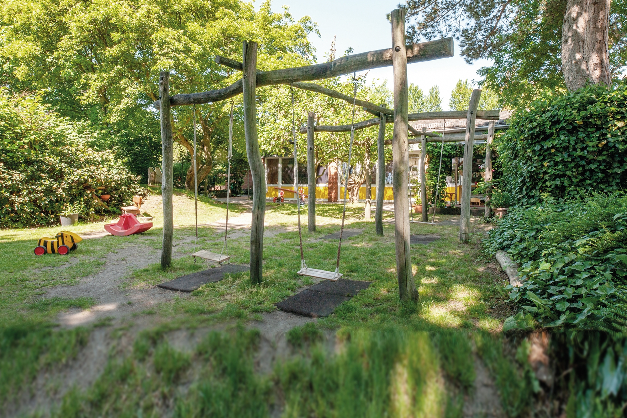 Aussenbereich mit Schaukeln der Kita UKE