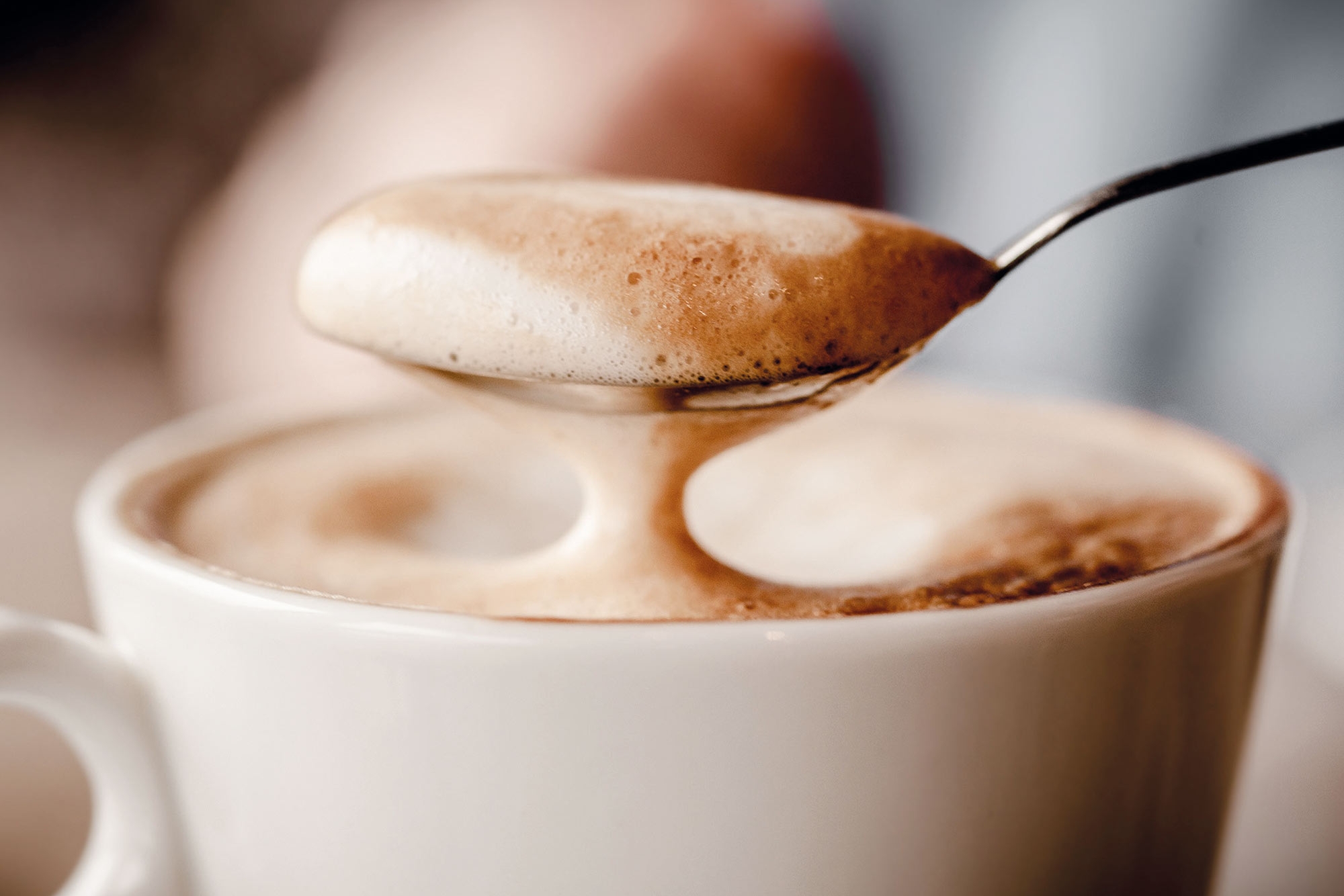 Tasse Cappuccino mit Löffel im Café Student Affairs