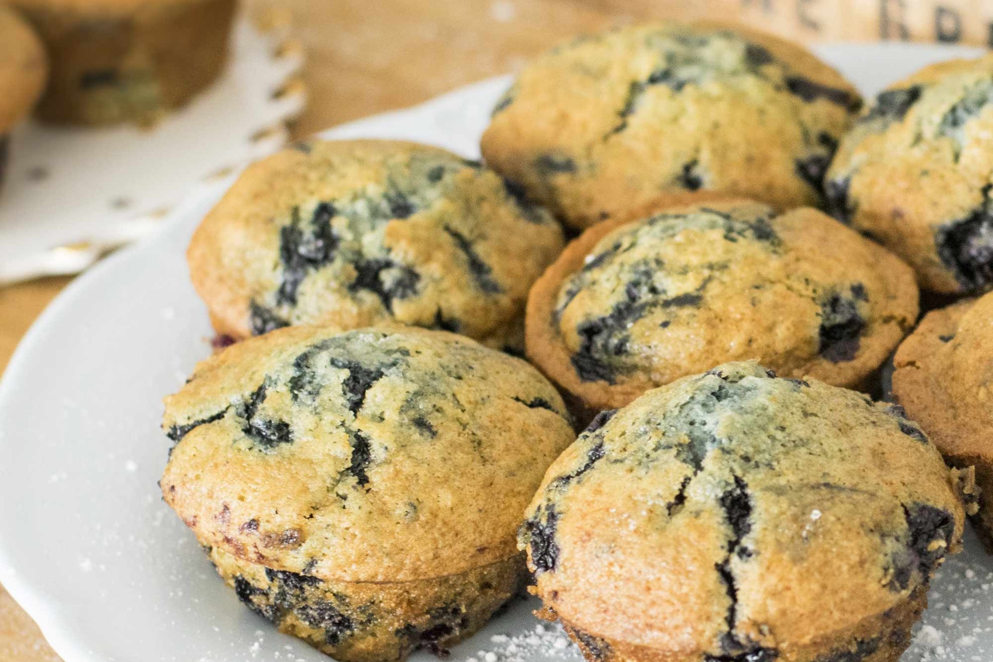 Muffins auf einem Teller