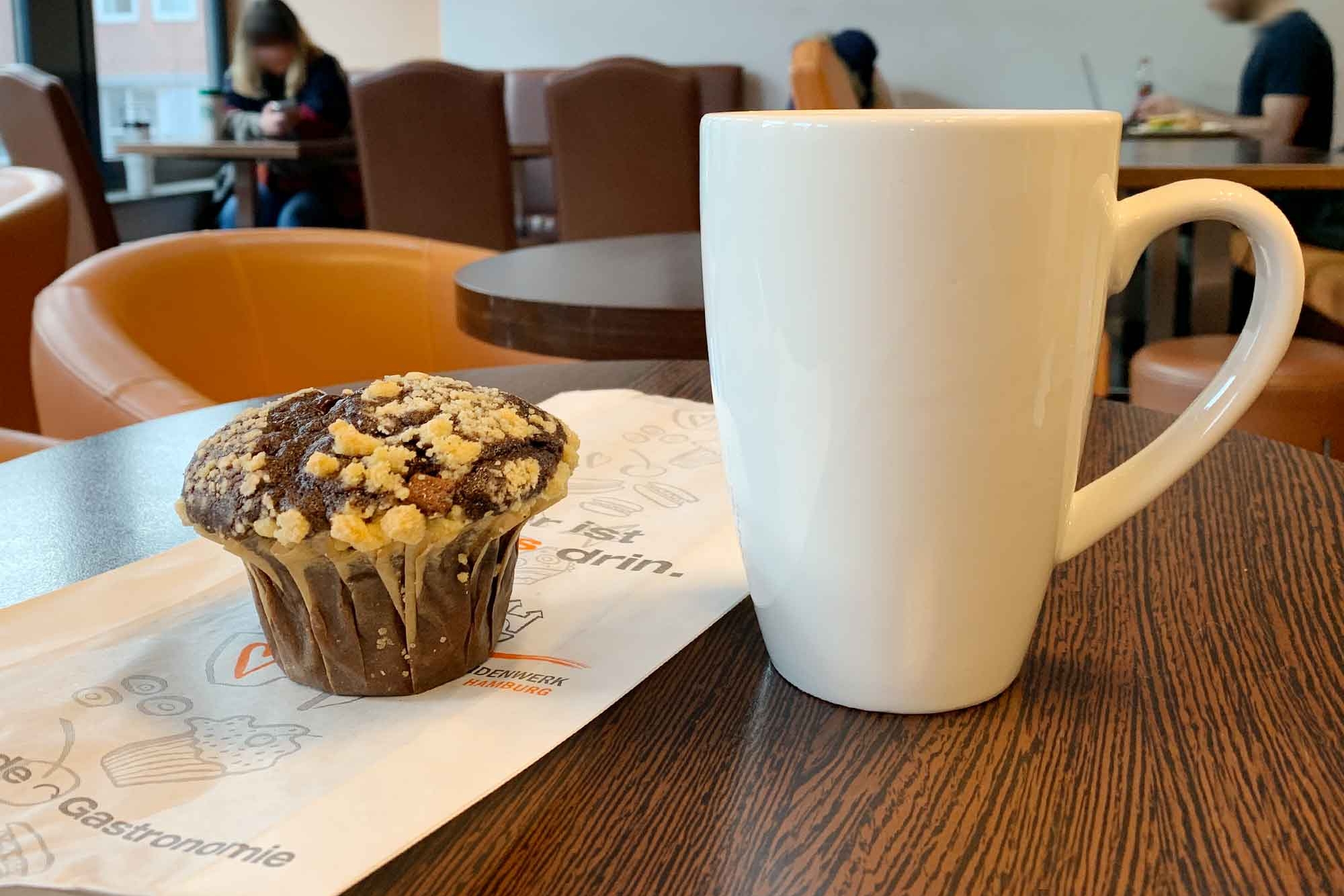 Muffin und Kaffee im Cafe Alexanderstraße