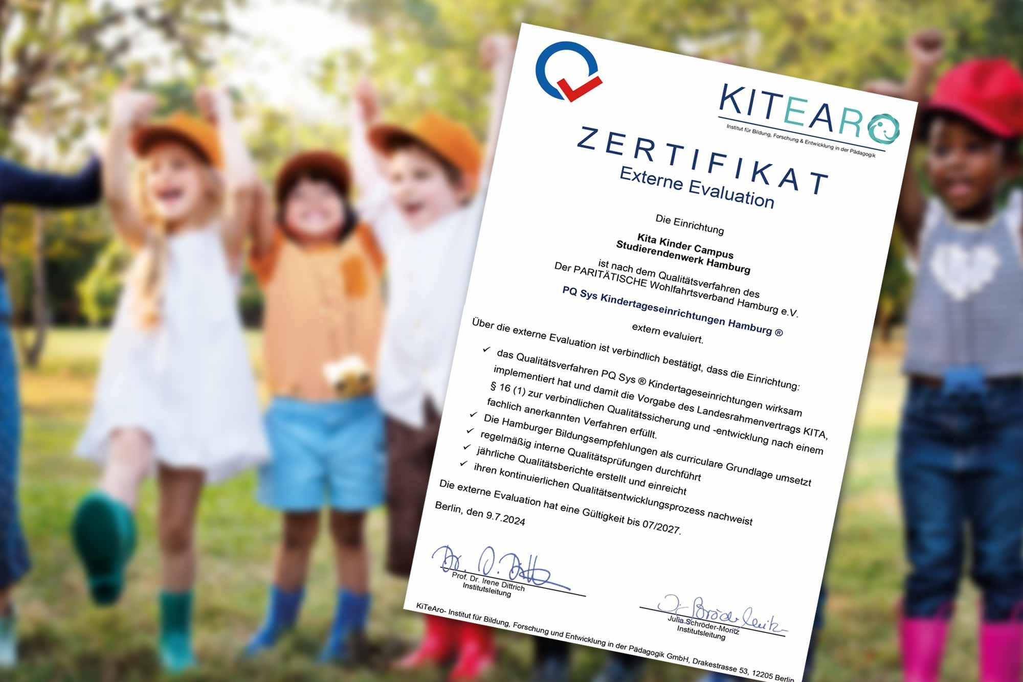 Zertifikat und Kinder im Hintergrund