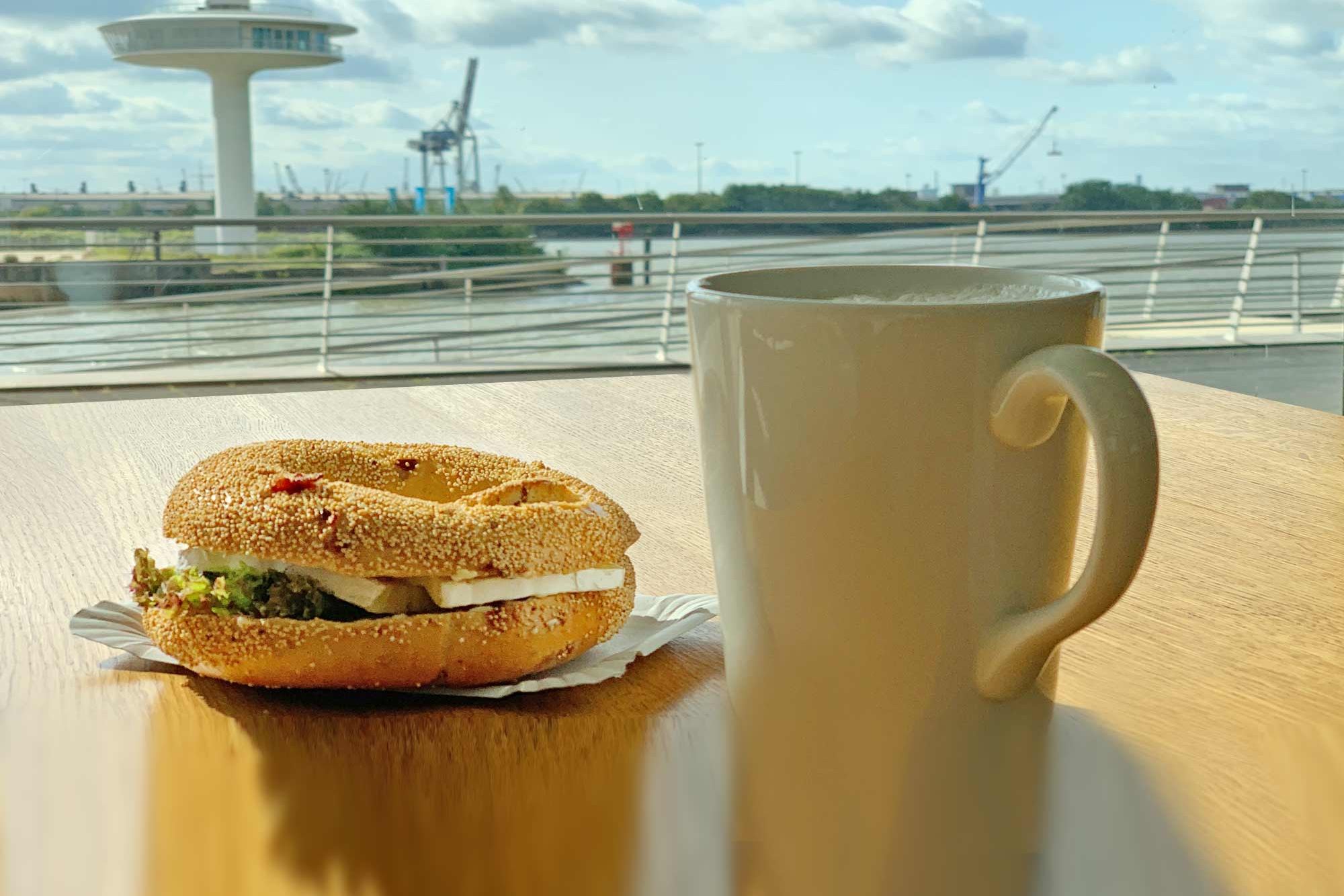 Bagel und Tasse in der Mensa HCU