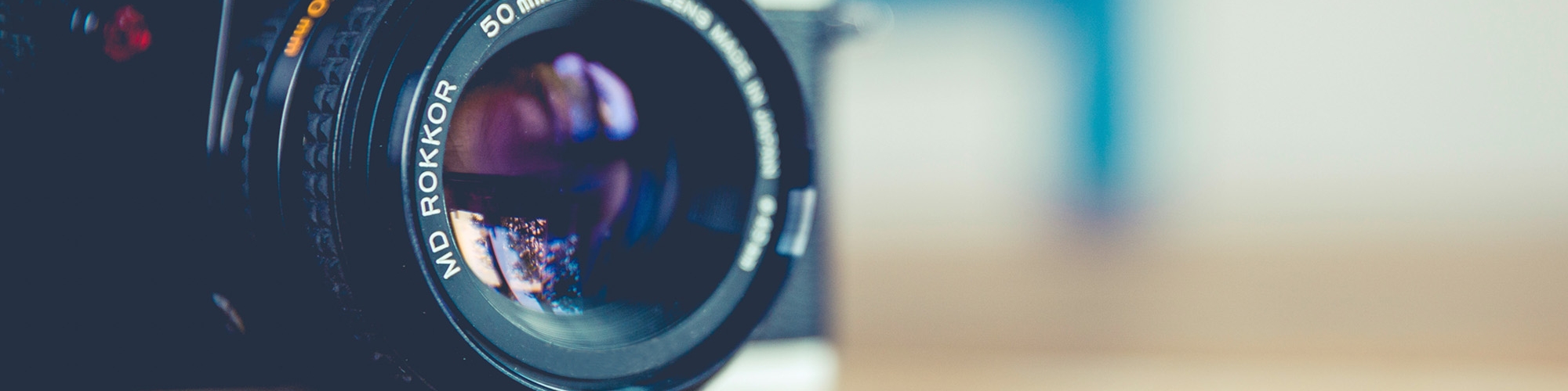 Eine Fotokamera auf einem Tisch