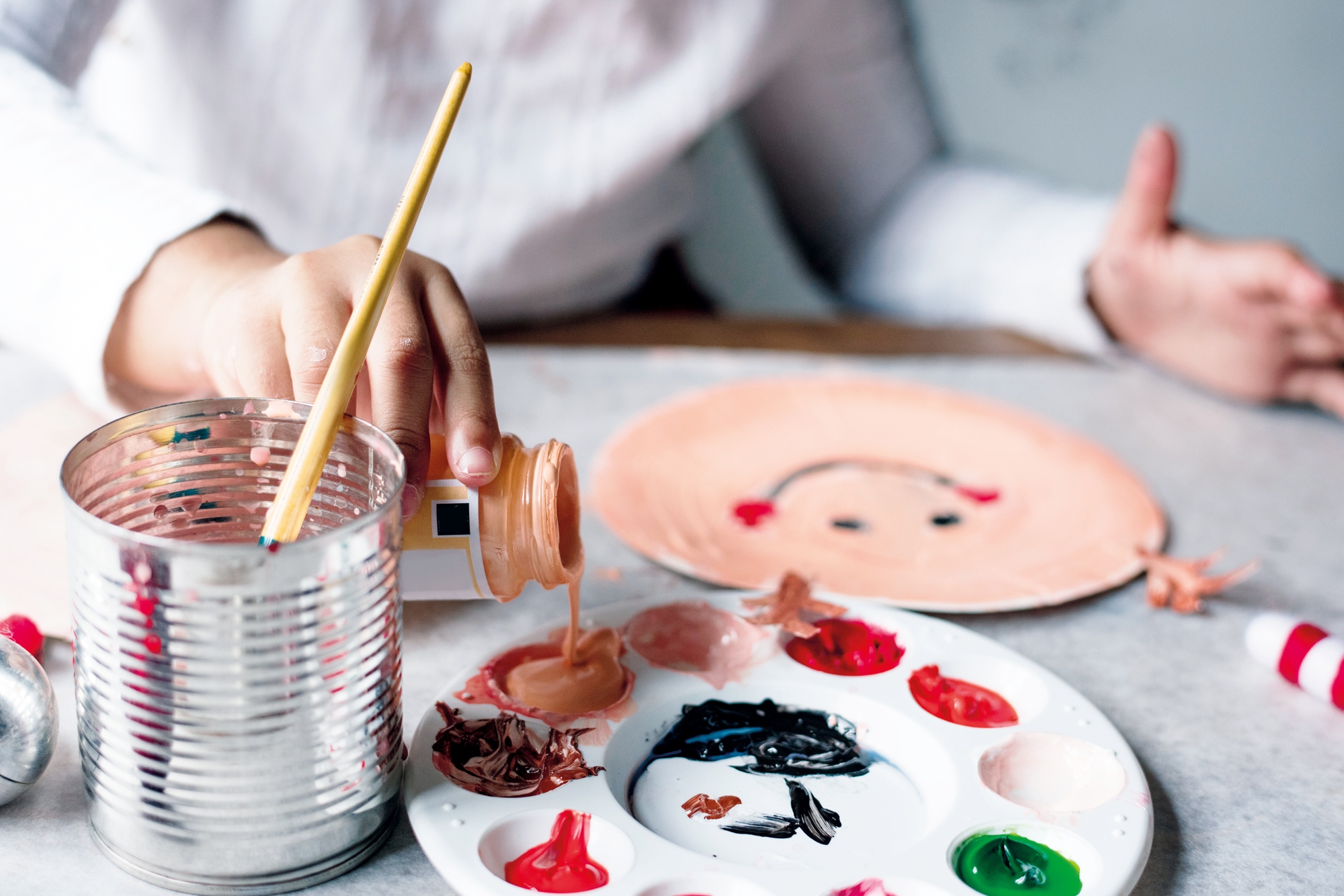 Kleines Kind mit Farbpalette und Pinsel