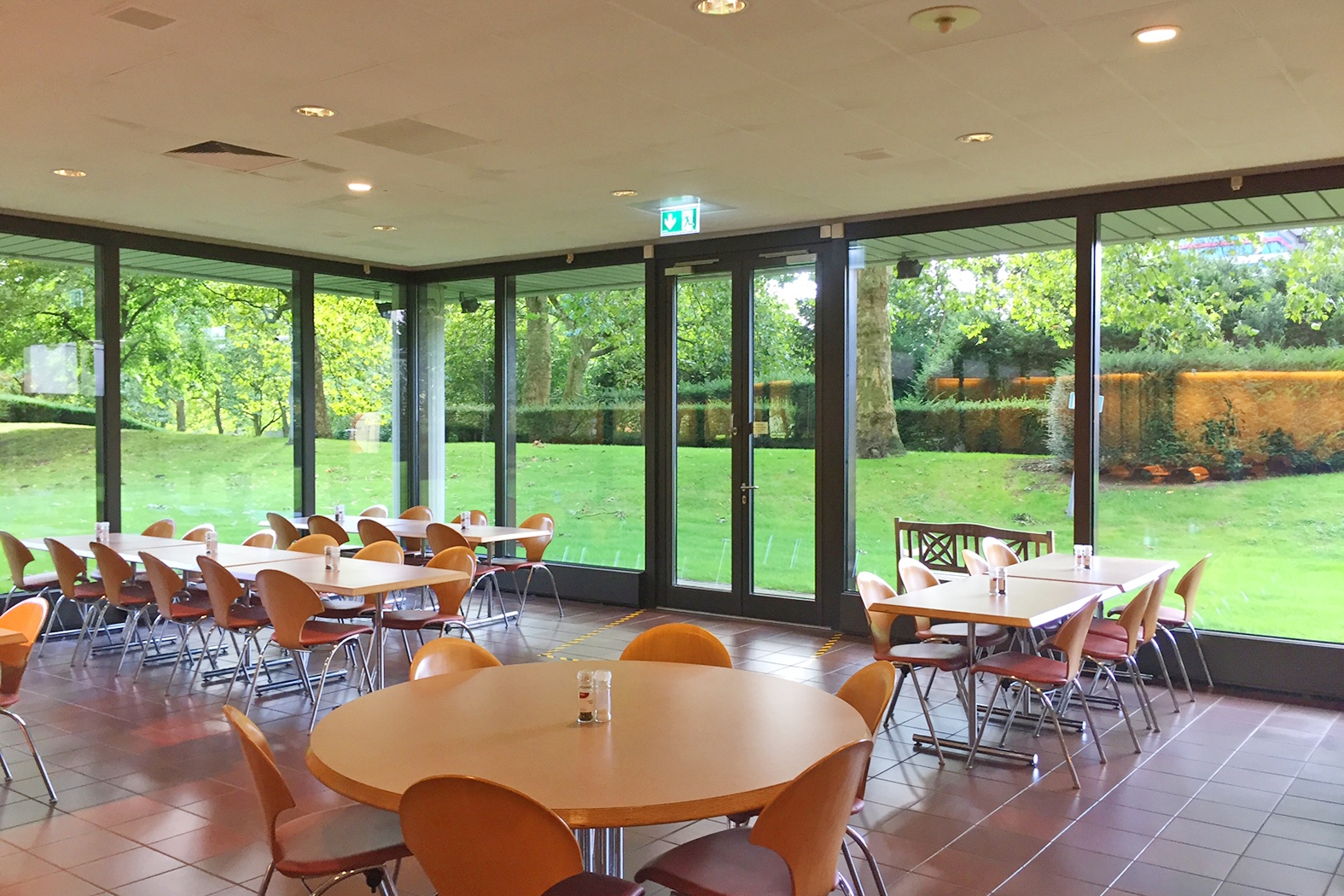 Gastraum in der Mensa Überseering Gastraum in der Mensa Überseering