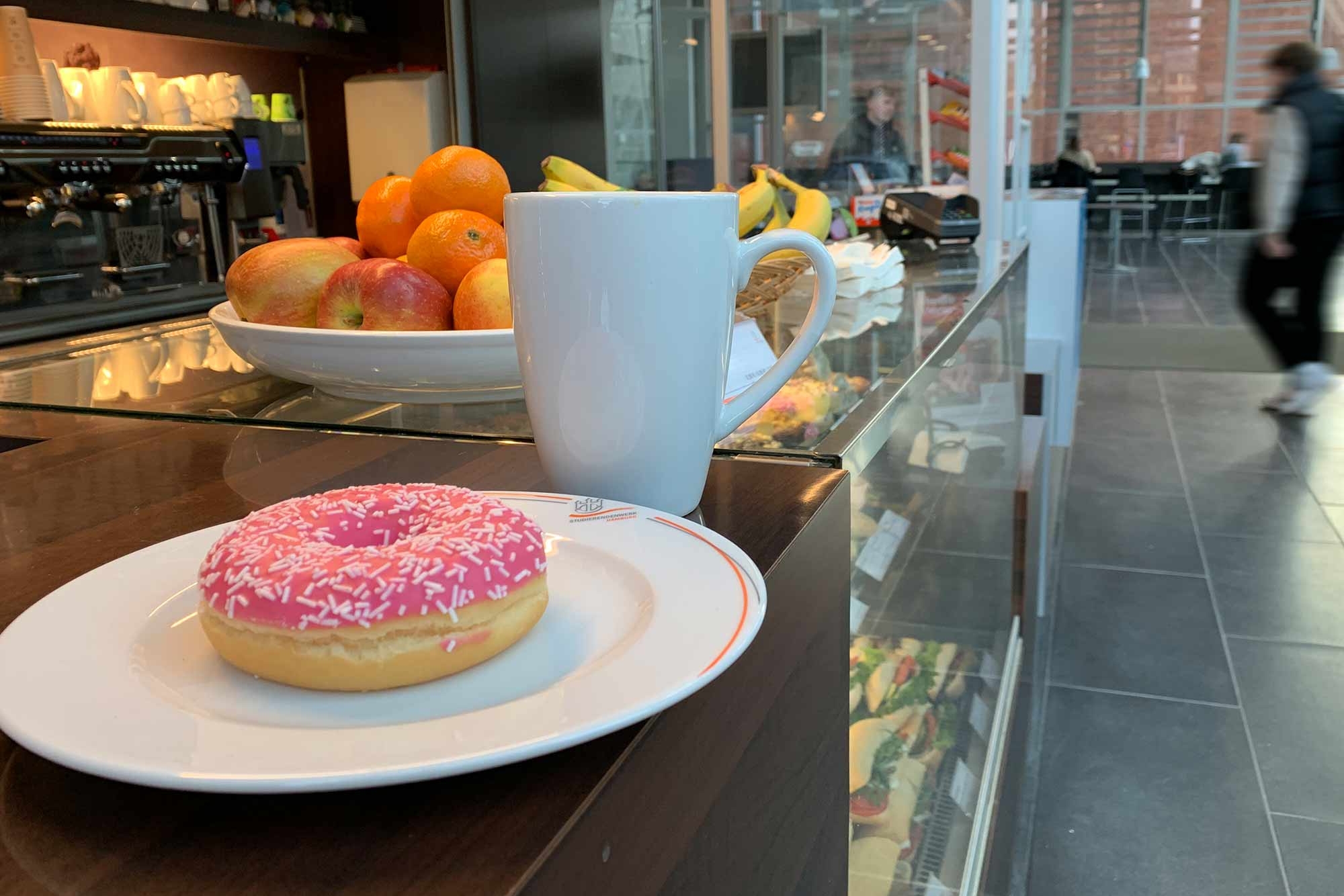 Donut mit pinker Glasur auf einem Teller