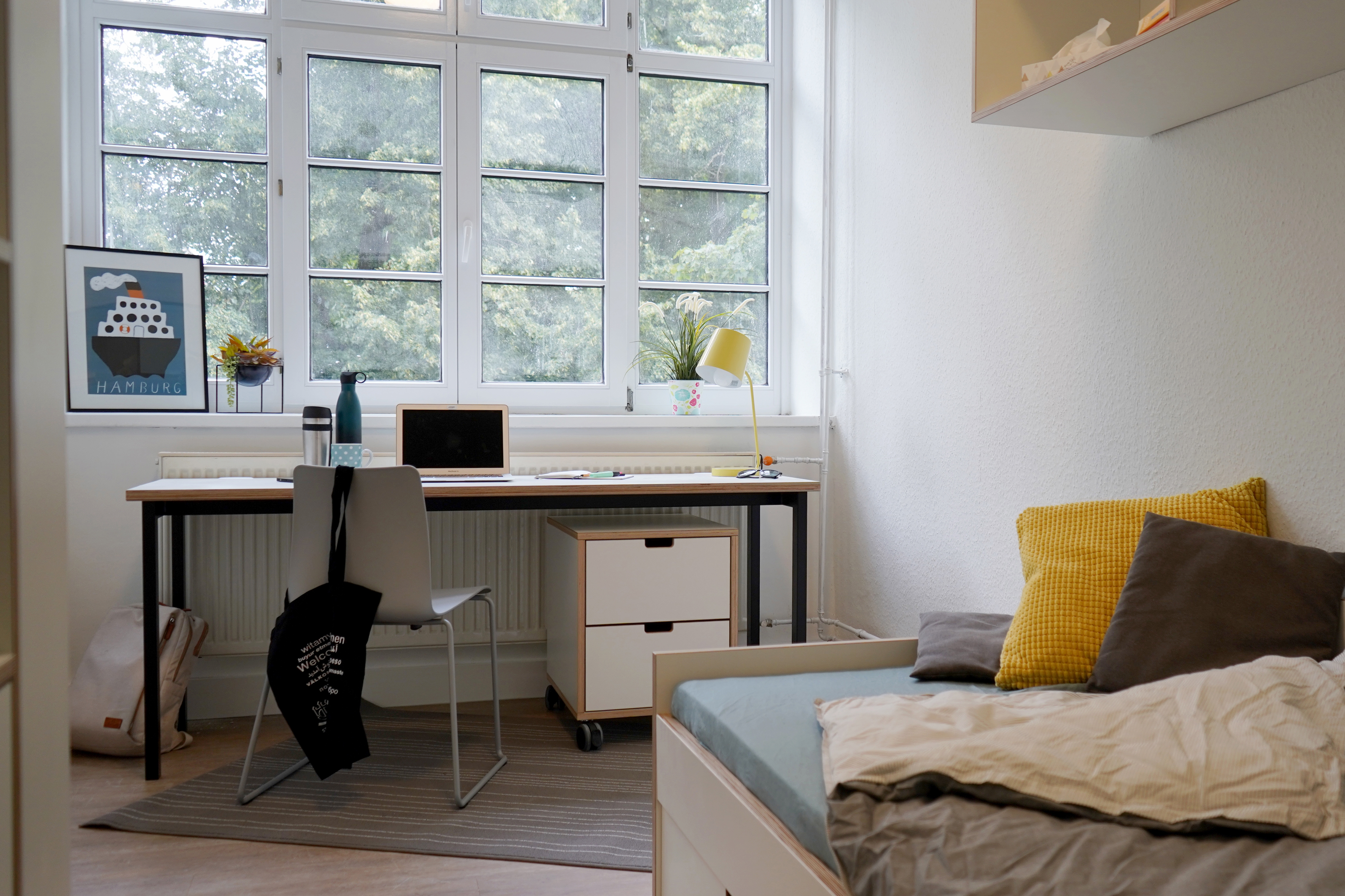 Beispielzimmer einer Studentenwohnanlage mit Bett und Schreibtisch Beispielzimmer einer Studentenwohnanlage mit Bett und Schreibtisch