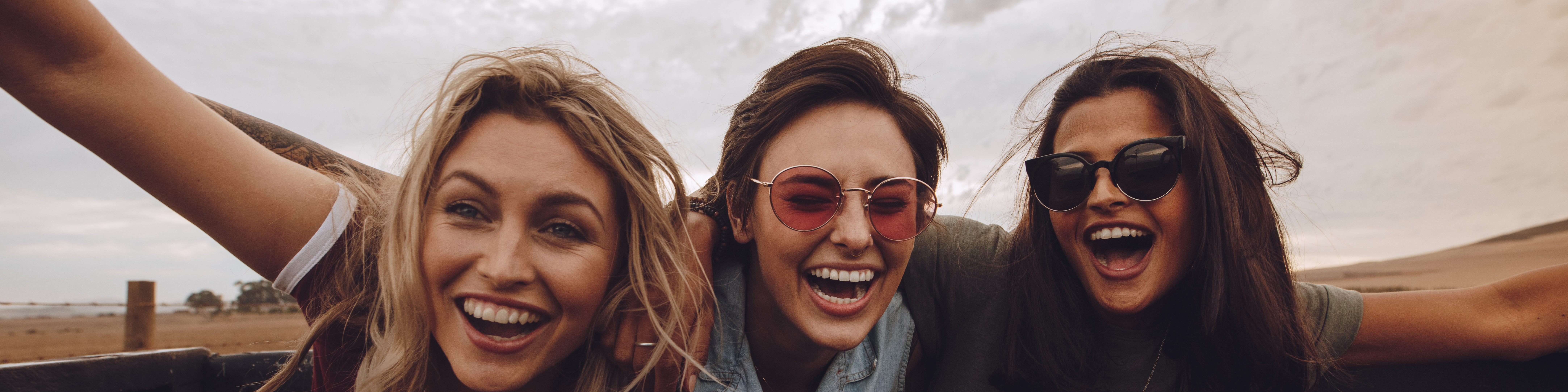 Drei Studierende im Cabriolet