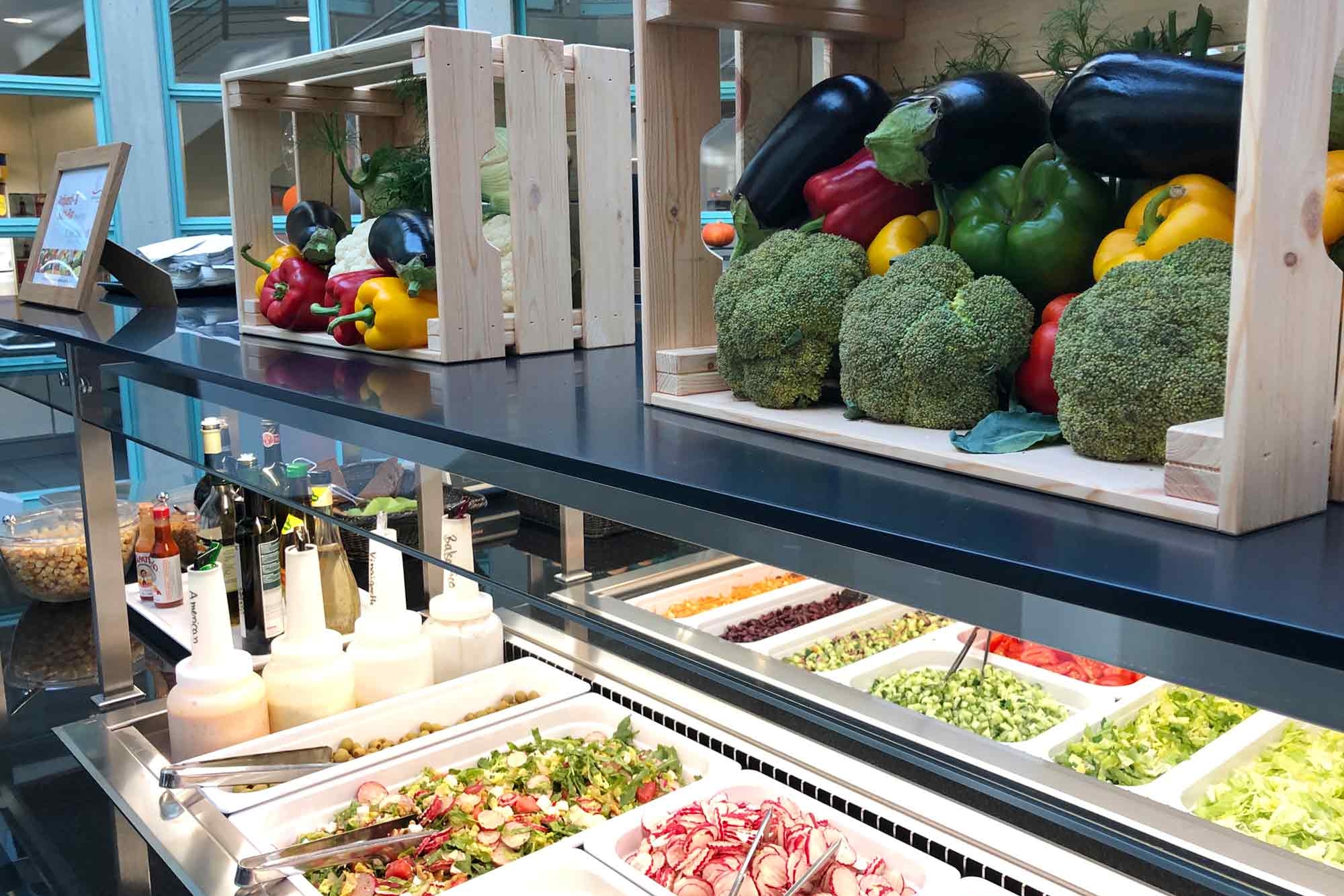 Salatbar in der Mensa Harburg