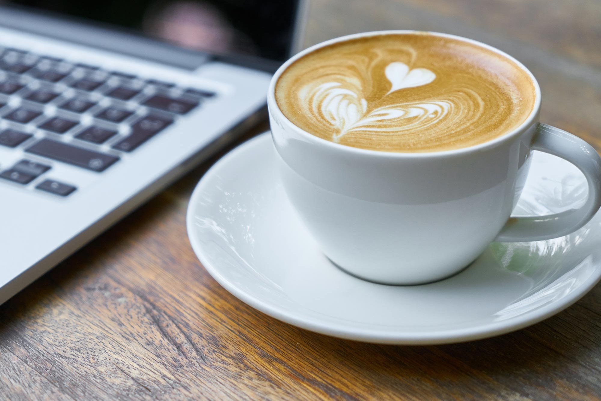 Eine Tasse Cappuccino auf einem Tisch im Café HCU