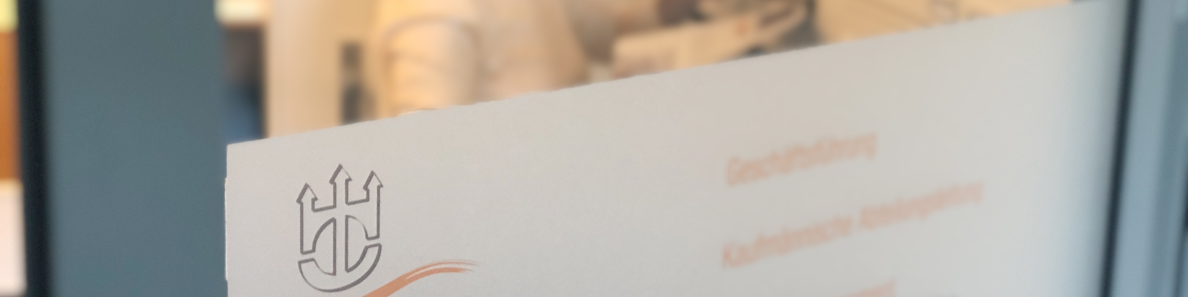 Lettering and logo of the Studierendenwerk Hamburg on a door