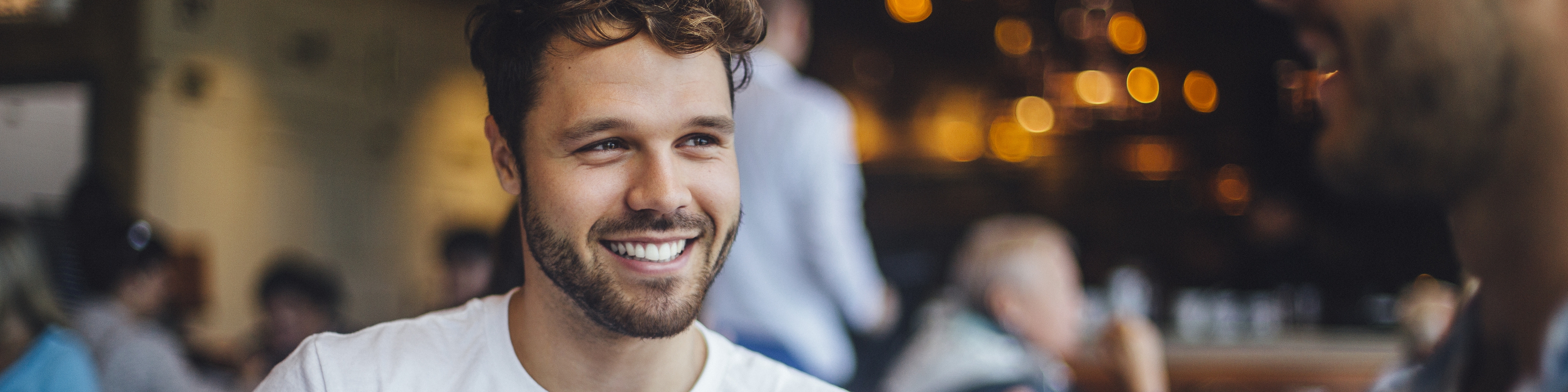 Zwei Männer sitzen sich an einem Tisch in einem Cafè gegenüber