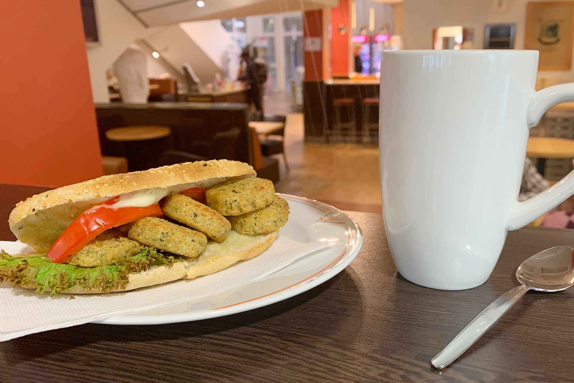 Kaffee und ein Panini auf Teller