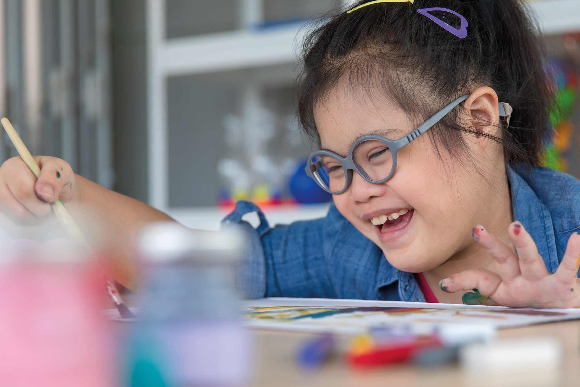 Kind mit Down-Syndrom beim Malen