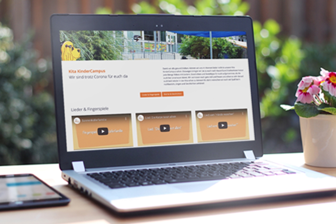 Laptop is open and displays the website of the KiTa Kinder Campus run by the Studierendenwerk.