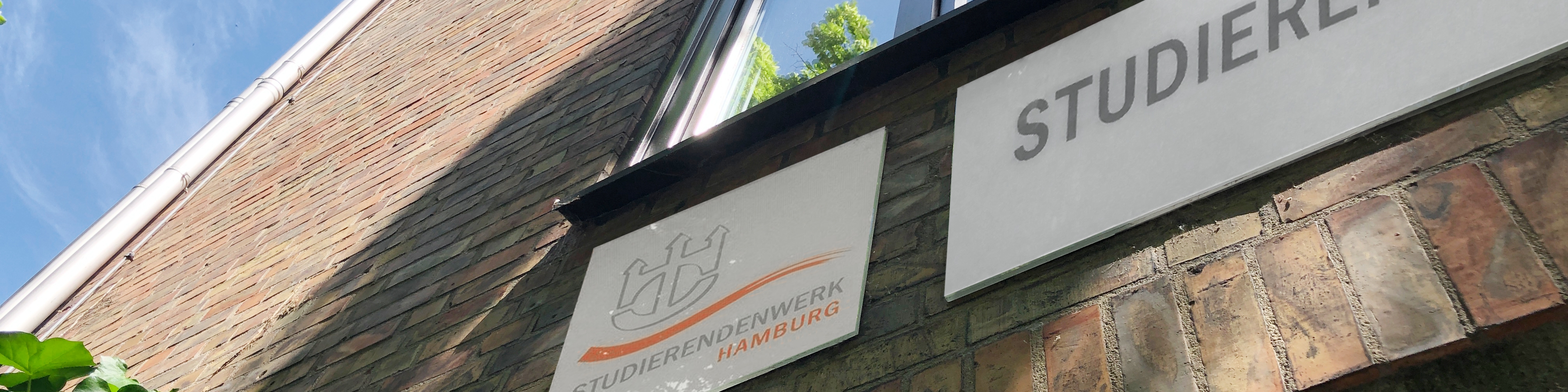 Gebäude des Studierendenwerks Hamburg mit Logo