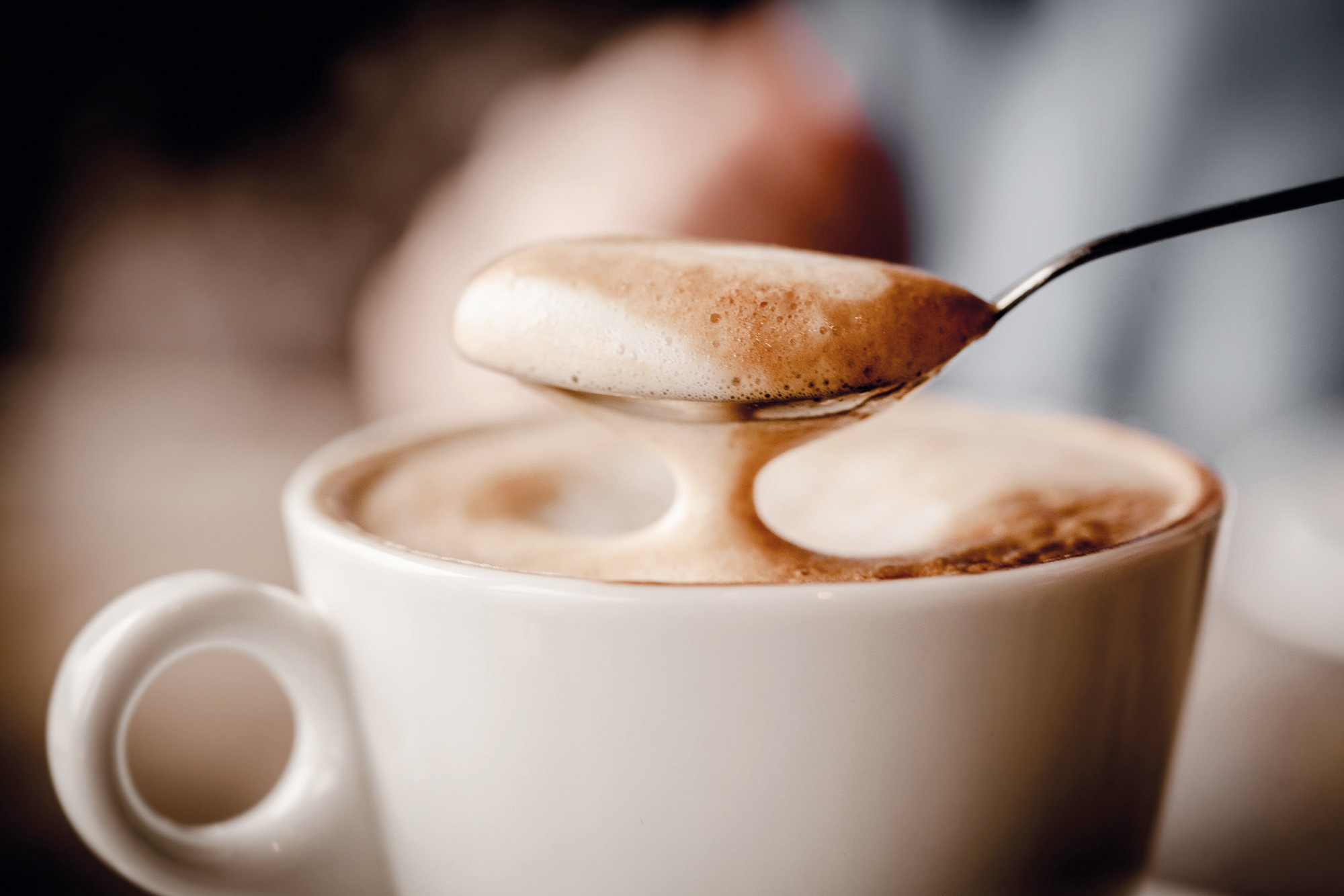 Cappuccino in einer Tasse mit Löffel