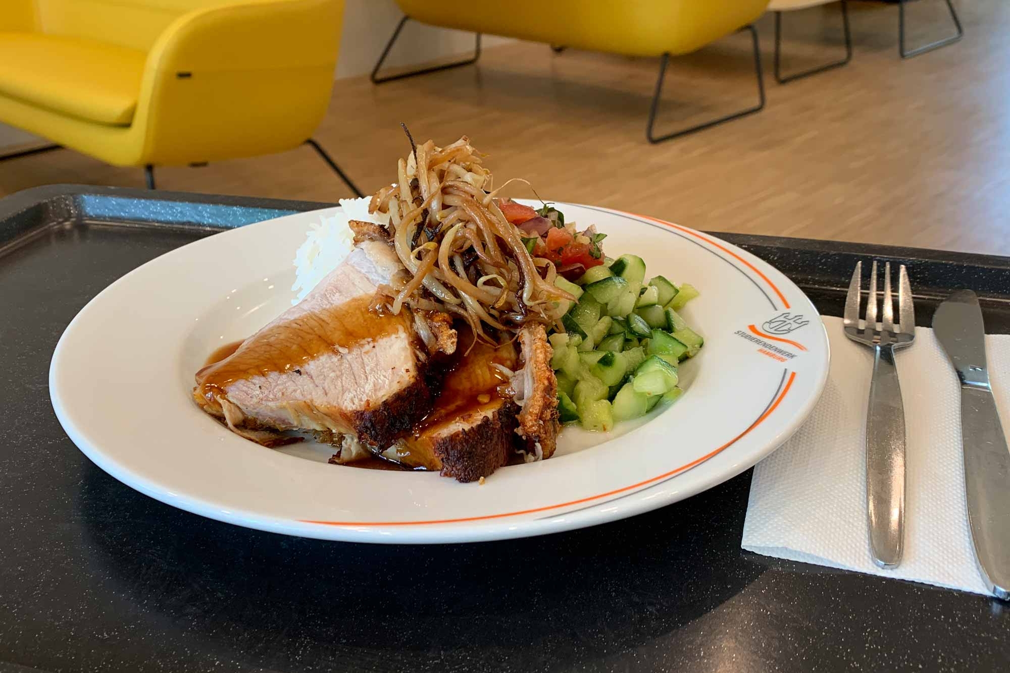 Schweinebraten mit Beilagen auf einem Teller