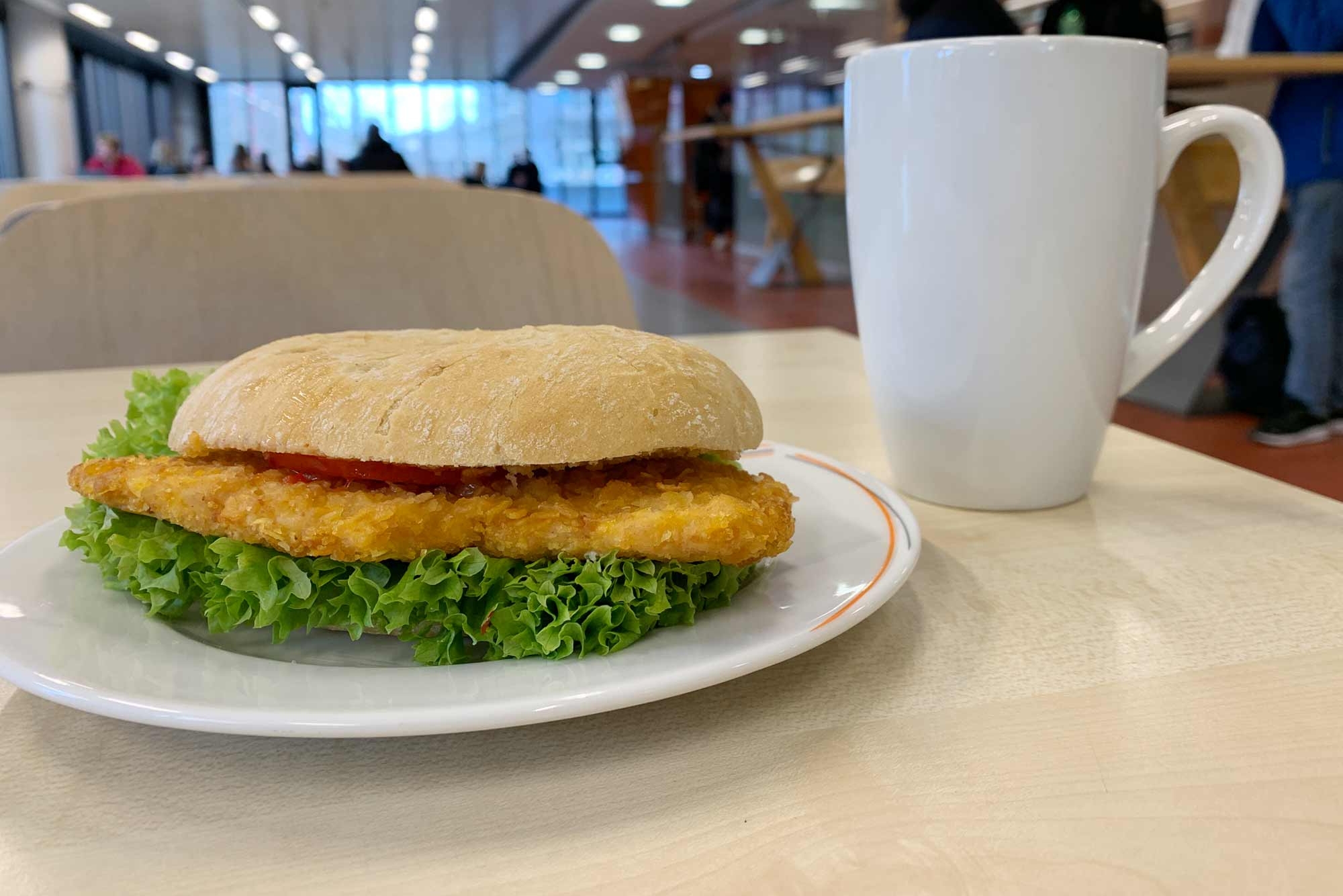 Panini und Kaffeetasse auf einem Tisch